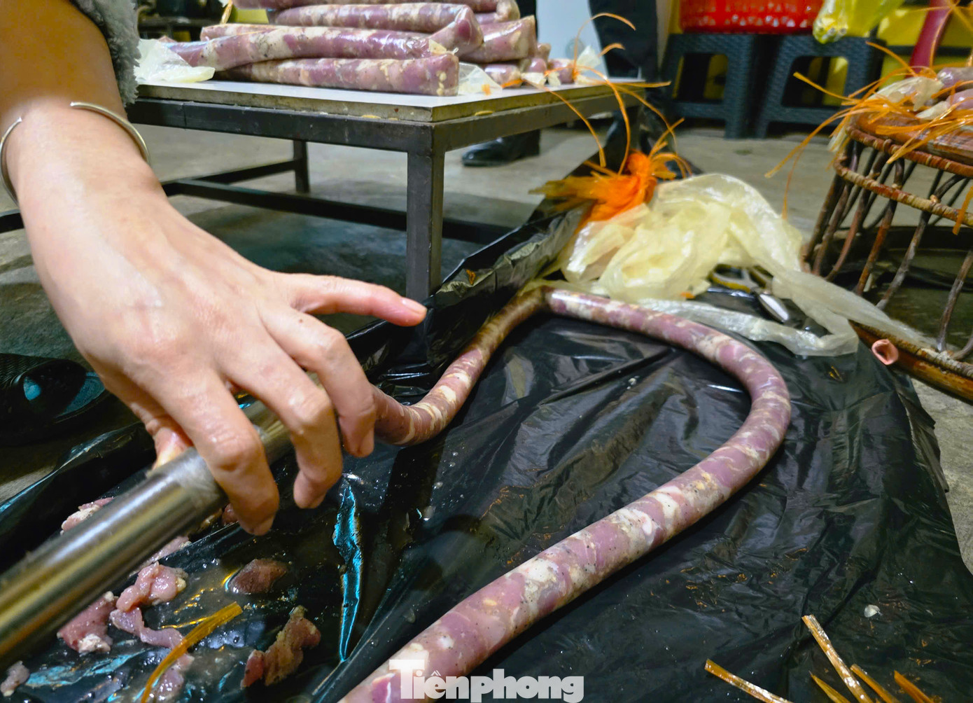 Nếu thịt trâu bò gác bếp được làm hoàn toàn thủ công thì món lạp sườn có sự hỗ trợ từ máy nhồi thịt. "Nhờ có máy nên việc nhồi thịt dễ hơn, đều và đẹp hơn. Sau khi làm xong, lạp sườn cũng được hong trên bếp củi như thịt trâu, bò gác bếp", chị Phan Thị Quý (cơ sở sản xuất tại thị trấn Kim Sơn, Quế Phong) nói. Nếu thịt trâu bò gác bếp được làm hoàn toàn thủ công thì món lạp sườn có sự hỗ trợ từ máy nhồi thịt. "Nhờ có máy nên việc nhồi thịt dễ hơn, đều và đẹp hơn. Sau khi làm xong, lạp sườn cũng được hong trên bếp củi như thịt trâu, bò gác bếp", chị Phan Thị Quý (cơ sở sản xuất tại thị trấn Kim Sơn, Quế Phong) nói.