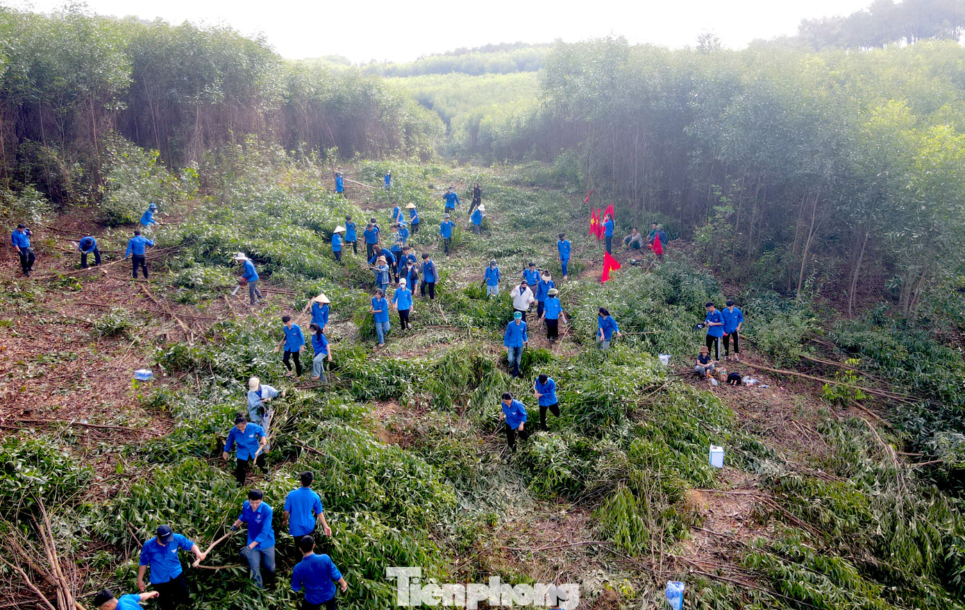Dưới trời nắng nóng oi bức mùa hè nhưng các đoàn viên thanh niên vẫn miệt mài để sớm hoàn thiện công việc.