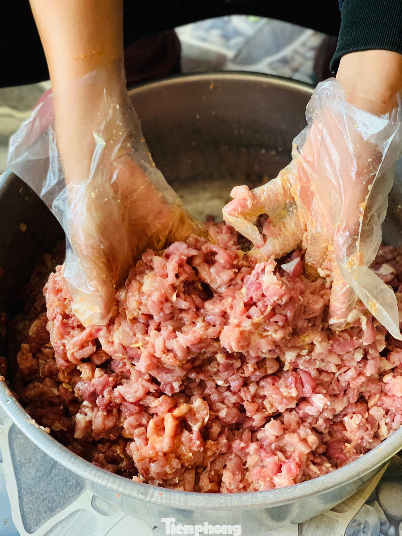 Thịt sau đó được tẩm gia vị và ướp trong khoảng 3 giờ đồng hồ. Mỗi gia đình có một bí quyết ướp gia vị riêng để có sản phẩm đặc trưng, Tuy nhiên gia vị dùng để ướp không thể thiếu chính là hạt dỗi và hạt mắc khén (tiêu rừng). Thịt sau đó được tẩm gia vị và ướp trong khoảng 3 giờ đồng hồ. Mỗi gia đình có một bí quyết ướp gia vị riêng để có sản phẩm đặc trưng, Tuy nhiên gia vị dùng để ướp không thể thiếu chính là hạt dỗi và hạt mắc khén (tiêu rừng).