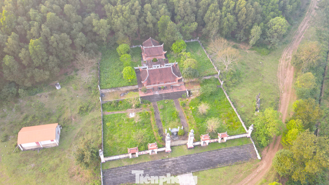 Một ngôi đền dưới chân núi Lam Thành đóng cổng không có người trông coi.