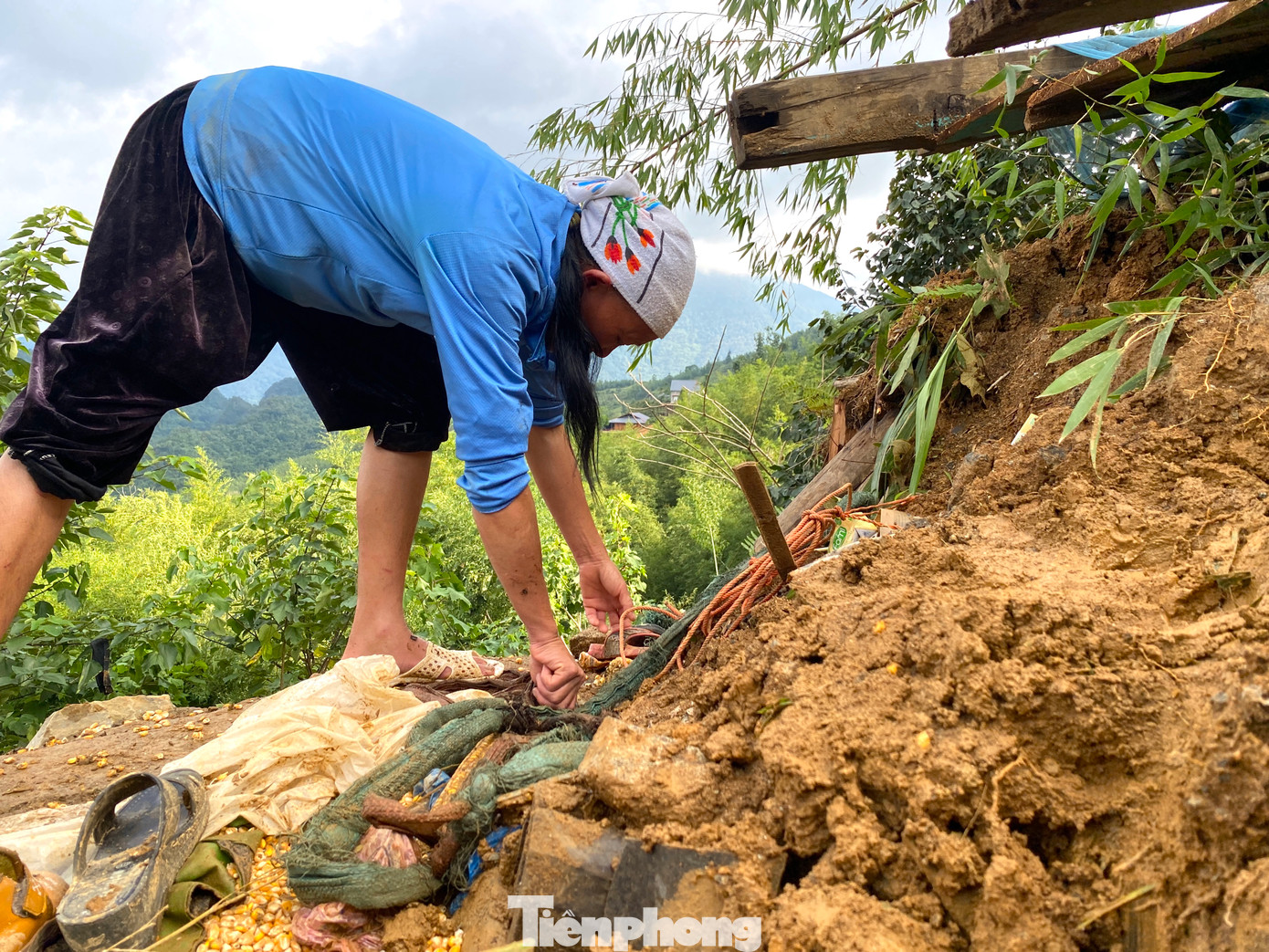 Bà Che cố gắng bới trong đống bùn đất để tìm kiếm những tài sản còn sót lại. Nhưng còn lại chỉ là những bộ quần áo đã rách, những đôi dép đã cũ cùng một ít nồi, chảo bị móp méo sau vụ sạt lở đất.