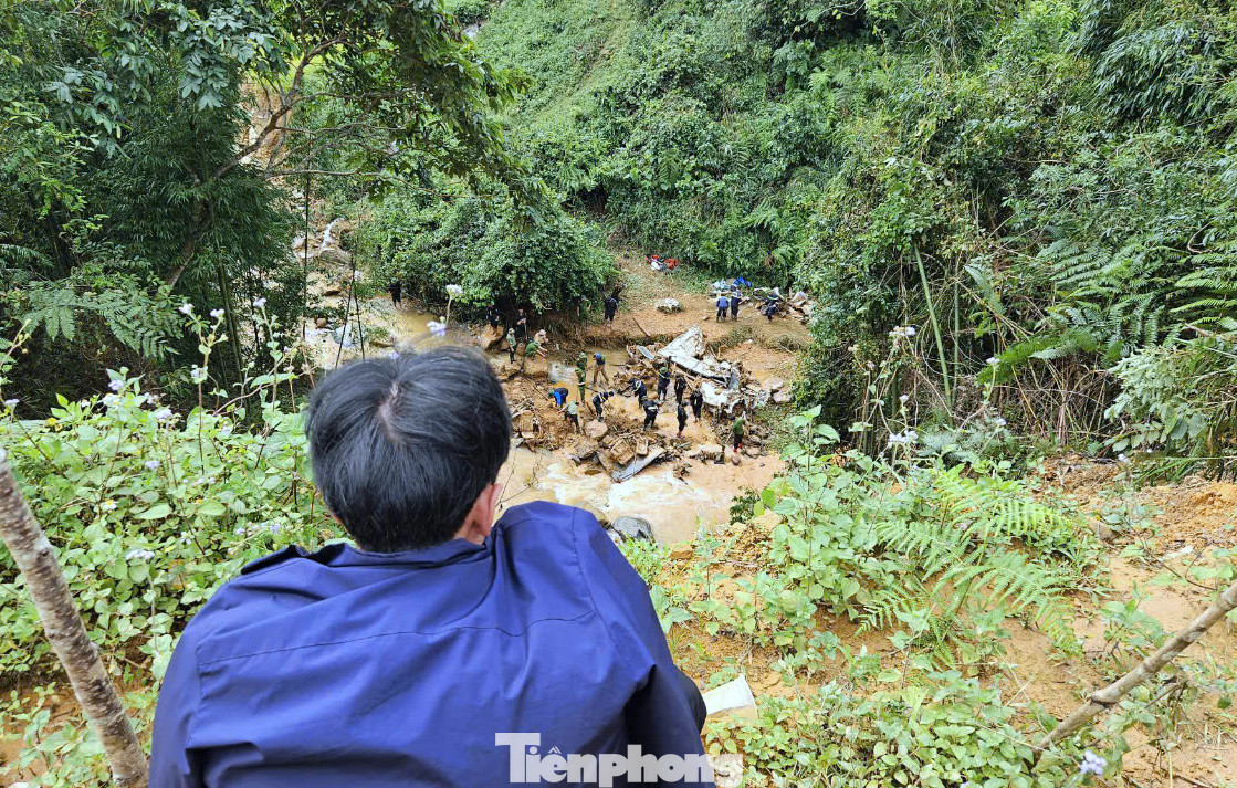 Ngồi sát lề quốc lộ 34 hướng mắt xuống dòng suối Khuổi Ngọa, em Mã Văn Bình (22 tuổi) theo dõi lực lượng chức năng đang tìm kiếm các nạn nhân mất tích. "Em đang làm công nhân ở Thái Nguyên, nghe tin vợ chồng chú là Mã Văn Pờ (SN 1985, trú xã Hồng Trị, huyện Bảo Lạc) đi trên xe khách bị núi sạt lở mất tích nên em chạy xuống đây cùng tìm kiếm. Tìm mấy ngày rồi mà vẫn chưa thấy vợ chồng chú đâu cả. Mong cơ quan chức năng sớm tìm thấy được vợ chồng chú để cháu đưa về nhà", Bình chia sẻ. Ngồi sát lề quốc lộ 34 hướng mắt xuống dòng suối Khuổi Ngọa, em Mã Văn Bình (22 tuổi) theo dõi lực lượng chức năng đang tìm kiếm các nạn nhân mất tích. "Em đang làm công nhân ở Thái Nguyên, nghe tin vợ chồng chú là Mã Văn Pờ (SN 1985, trú xã Hồng Trị, huyện Bảo Lạc) đi trên xe khách bị núi sạt lở mất tích nên em chạy xuống đây cùng tìm kiếm. Tìm mấy ngày rồi mà vẫn chưa thấy vợ chồng chú đâu cả. Mong cơ quan chức năng sớm tìm thấy được vợ chồng chú để cháu đưa về nhà", Bình chia sẻ.
