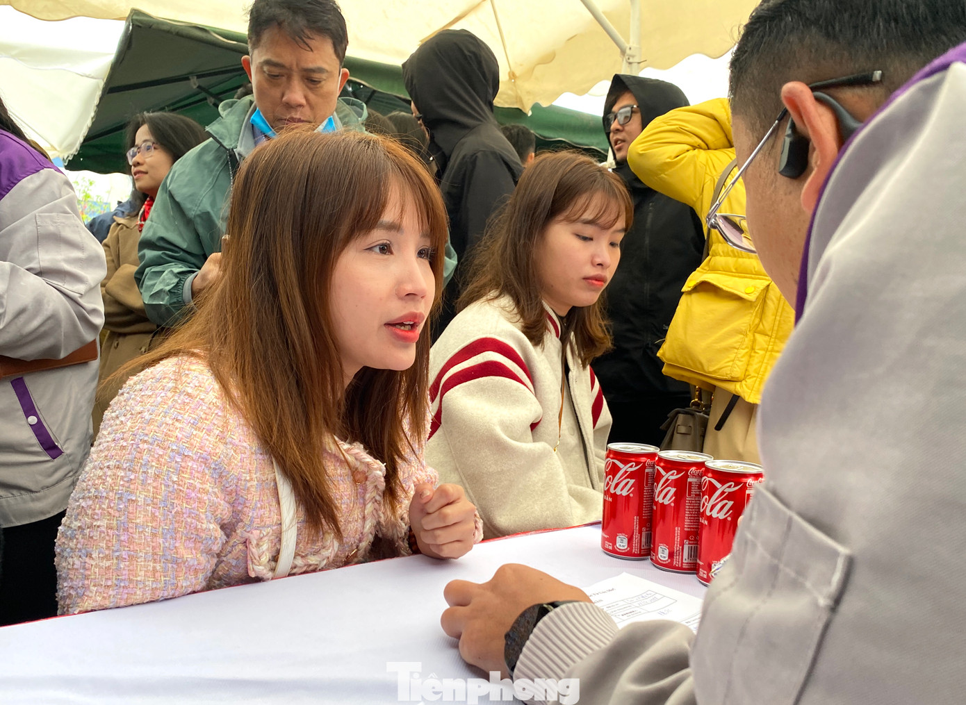 Chị Hoàng Thị Hằng (SN 1998, ở TP. Vinh) cho biết, bản thân có hơn 3 năm làm việc tại Khu công nghiệp Bắc Ninh. Sau đợt nghỉ Tết, chị Hằng nghe thông tin ngày hội việc làm tại địa phương nên đã để tìm hiểu và dự định sẽ ở lại quê hương nếu có công việc tốt và phù hợp. "Hôm nay tôi có tìm hiểu một số công ty và họ đã phỏng vấn ban đầu. Tôi để lại thông tin và họ sẽ liên lạc lại sau. Đi xa nhiều giờ cũng muốn tìm việc làm ở gần nhà cho tiện. Nếu công việc phù hợp, thu nhập tốt tôi sẽ chọn ở quê hơn là đi làm xa", Hằng nói.