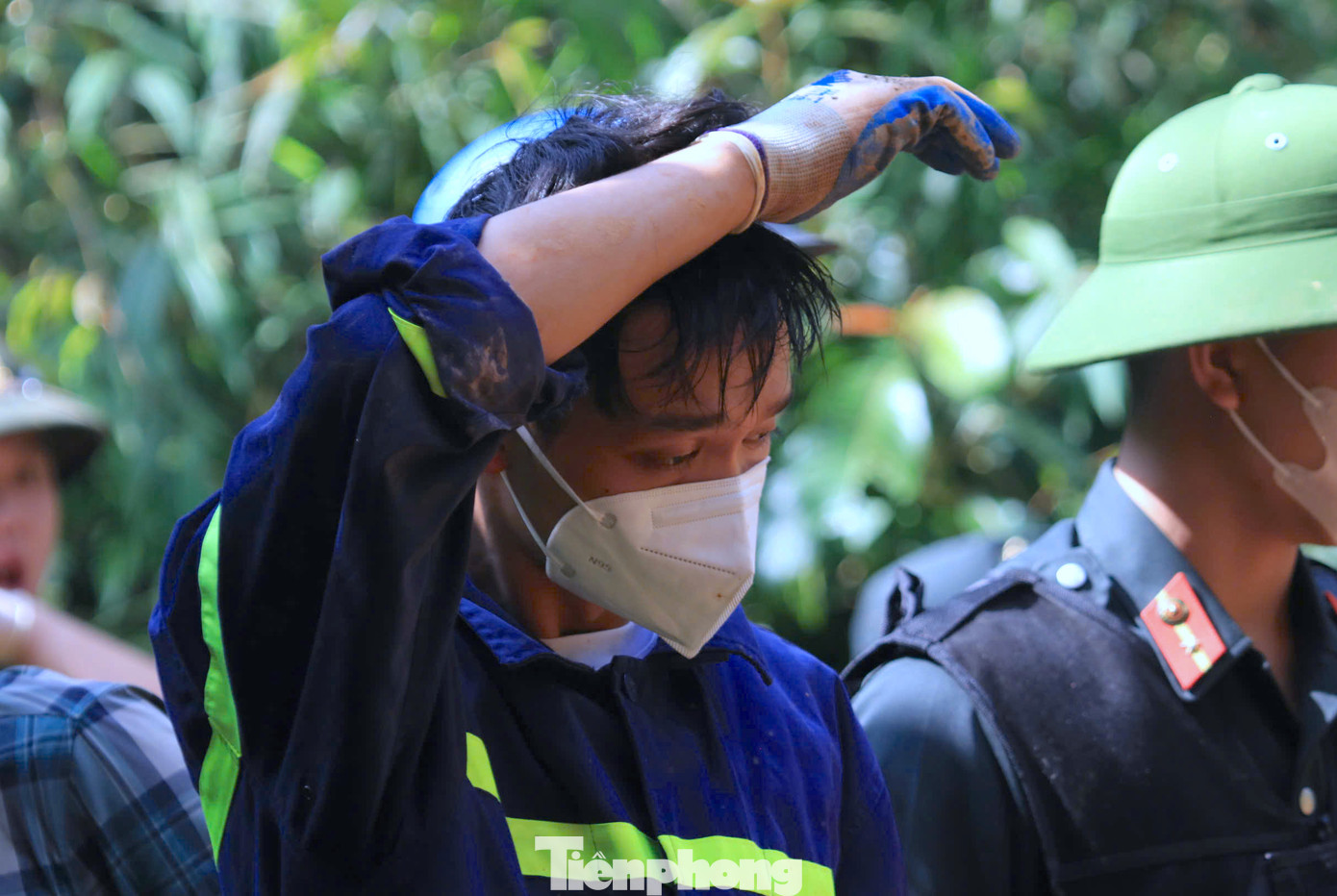 Nhiều ngày lội suối tìm kiếm các nạn nhân mất tích và trục vớt xe gặp nạn.