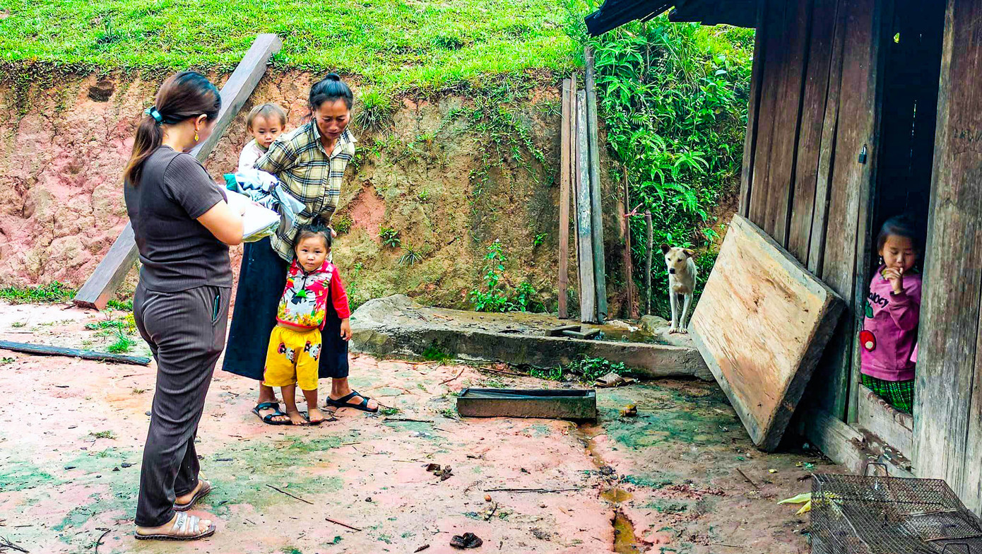 Tuy nhiên, vẫn có nhiều phụ huynh chưa đồng ý làm thủ tục nhập học. Nhiều phụ huynh ở nơi đây vẫn chưa thực sự quan tâm đến việc học của các con.