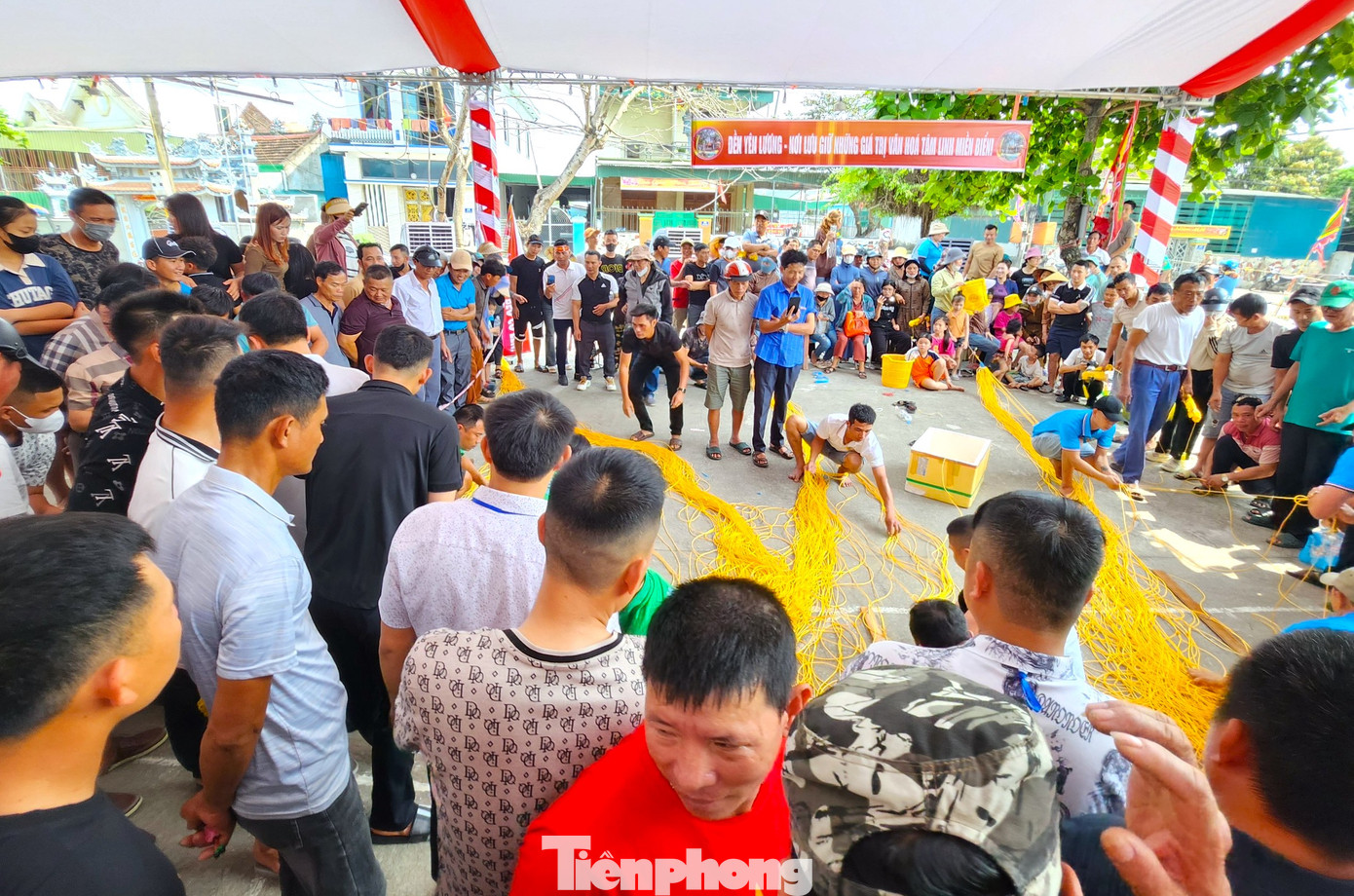 Trong đó, hội thi đan lưới được tổ chức vào ngày 18/4 mang nét đặc trưng của người dân vùng biển Cửa Lò (Nghệ An) và thu hút được đông đảo du khách, người dân về tham gia.