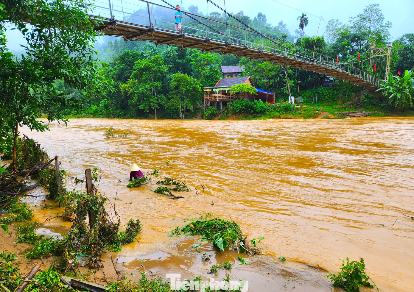 Chủ tịch xã Châu Khê cho biết, công việc xúc cá cũng là một bản sắc riêng của người dân bản nơi đây. Chủ tịch xã Châu Khê cho biết, công việc xúc cá cũng là một bản sắc riêng của người dân bản nơi đây.