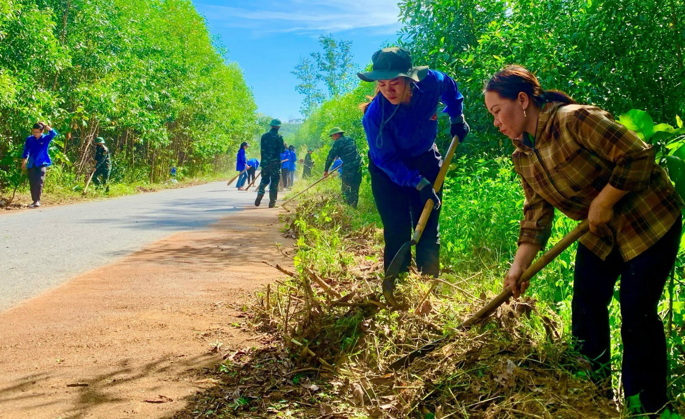 Hưởng ứng Ngày cao điểm Chiến dịch tình nguyện Hành quân xanh, tuổi trẻ Thái Hòa đã đồng loạt tổ chức phát quang hành lang, làm sạch các tuyến đường giao thông nông thôn trên địa bàn thị xã Thái Hòa; Tổ chức tuyên truyền phòng chống xâm hại tình dục trẻ vị thành niên và cách phòng tránh cho các đoàn viên thanh niên trong độ tuổi. Hưởng ứng Ngày cao điểm Chiến dịch tình nguyện Hành quân xanh, tuổi trẻ Thái Hòa đã đồng loạt tổ chức phát quang hành lang, làm sạch các tuyến đường giao thông nông thôn trên địa bàn thị xã Thái Hòa; Tổ chức tuyên truyền phòng chống xâm hại tình dục trẻ vị thành niên và cách phòng tránh cho các đoàn viên thanh niên trong độ tuổi.
