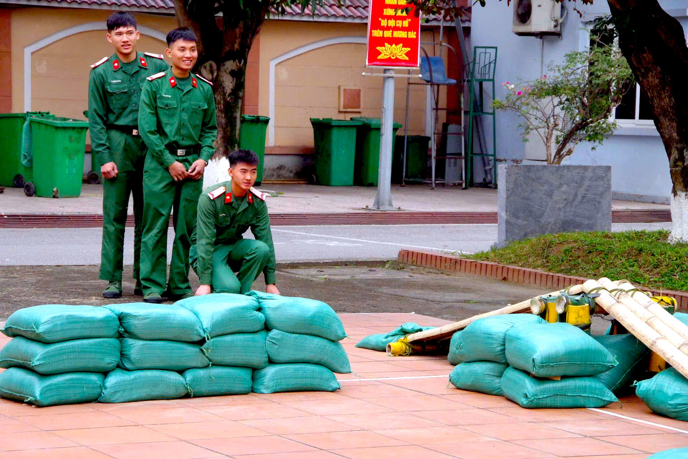 Những hoạt động thể dục, thể thao vui chơi được các cán bộ chiến sĩ Bộ Chỉ huy Quân sự tỉnh Nghệ An nhiệt tình hưởng ứng. Những hoạt động thể dục, thể thao vui chơi được các cán bộ chiến sĩ Bộ Chỉ huy Quân sự tỉnh Nghệ An nhiệt tình hưởng ứng.