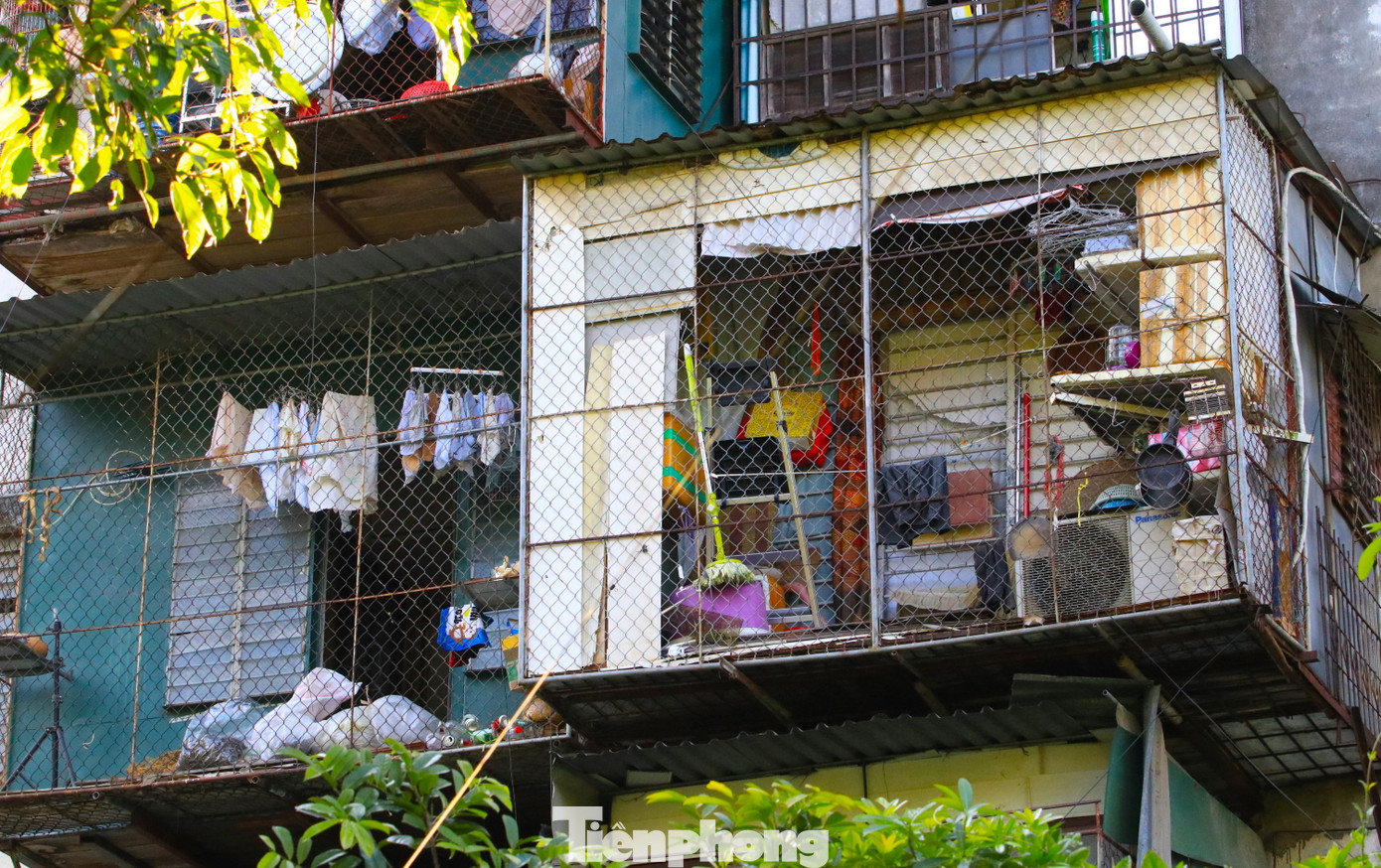 Bên trong những chiếc "chuồng cọp" là những thứ đồ lỉnh kỉnh và vật liệu dễ cháy. Nhìn bằng mắt thường, những chiếc "chuồng cọp" này có dấu hiệu mất an toàn.