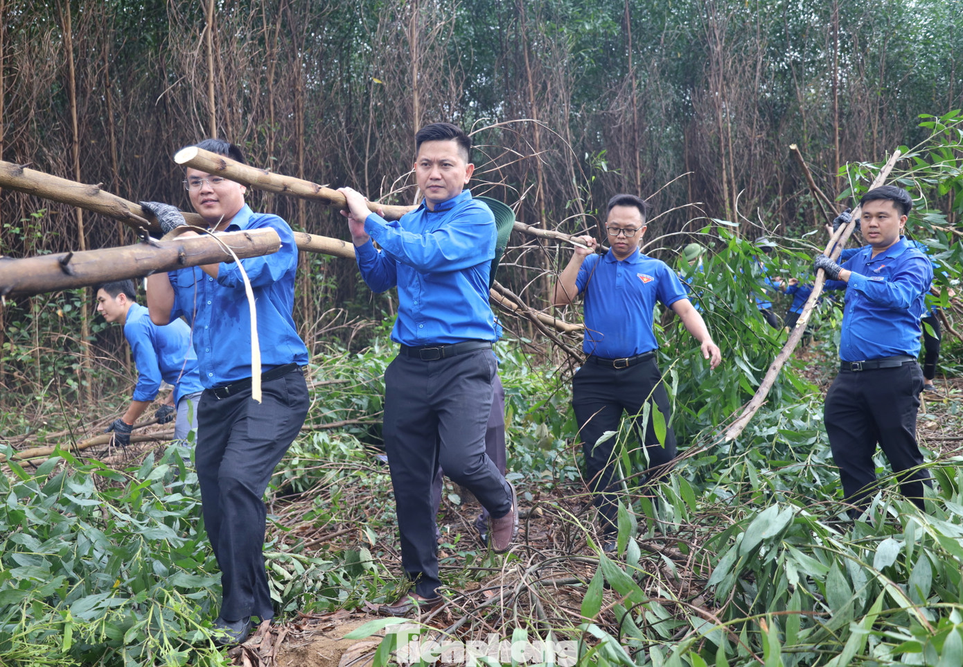 Chị Nguyễn Thị Phương Thúy - Phó Bí thư Thường trực Tỉnh Đoàn Nghệ An khẳng định, đợt thi đua cao điểm của tuổi trẻ Nghệ An đã diễn ra với nhiều hoạt động ý nghĩa. Đợt thi đua được triển khai sôi nổi, rộng khắp, tạo khí thế và thu hút được đông đảo đoàn viên, thanh niên và người dân địa phương hưởng ứng. Thời gian qua, các đoàn viên thanh niên tình nguyện đã tham gia vận động các hộ dân bị ảnh hưởng bàn giao mặt bằng; hỗ trợ người dân di dời, tháo dỡ tài sản, di chuyển ra khỏi vùng hành lang lưới điện; tuyên truyền cho người dân về mục đích, ý nghĩa, tầm quan trọng của dự án; tặng quà, tiếp sức cho đội ngũ thi công...