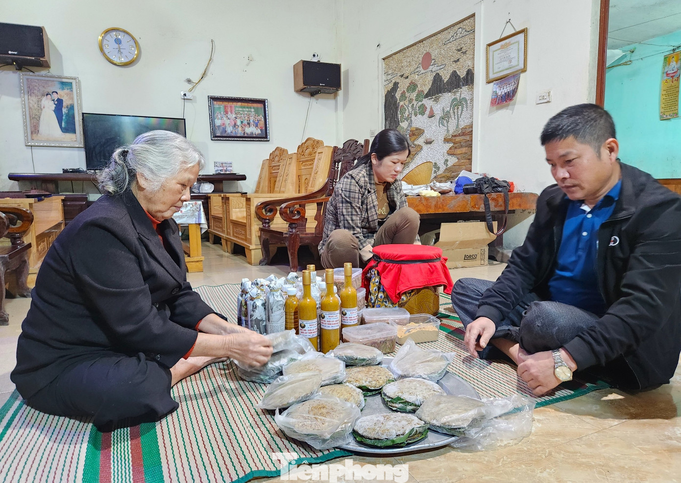 Ngoài những sản phẩm trên, rươi còn được muối thành ruốc để làm gia vị chấm cho các món ăn như thịt, rau luộc... Bà Lê Thị Thảo (81 tuổi, trú xã Châu Nhân, huyện Hưng Nguyên, Nghệ An) cho hay trước đây rươi được người dân bắt ngoài ruộng về. Khi ăn không hết, người dân nghĩ ra cách muối rươi để làm gia vị sử dụng trong bữa ăn dân dã hàng ngày. Khi đó, rươi chưa có giá trị lớn. Về sau, khi rươi được nhiều người biết đến nên giá trị được nâng lên. Từ đó, món ruốc rươi cũng trở thành món đặc sản được nhiều người ưa chuộng.