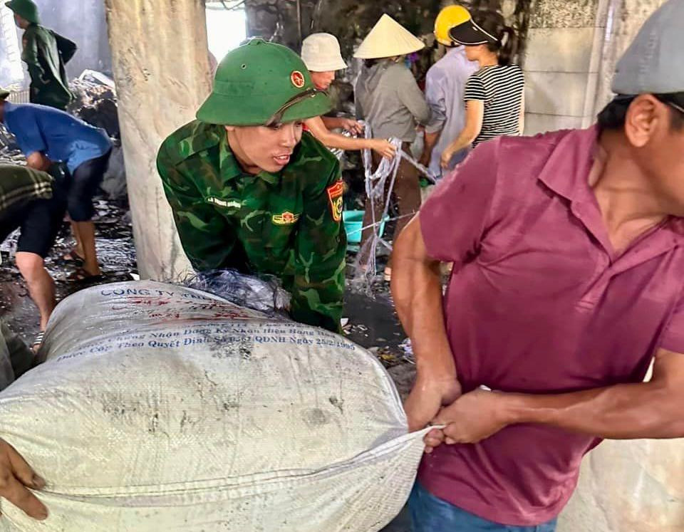 Hỗ trợ cứu tài sản ra ngoài.