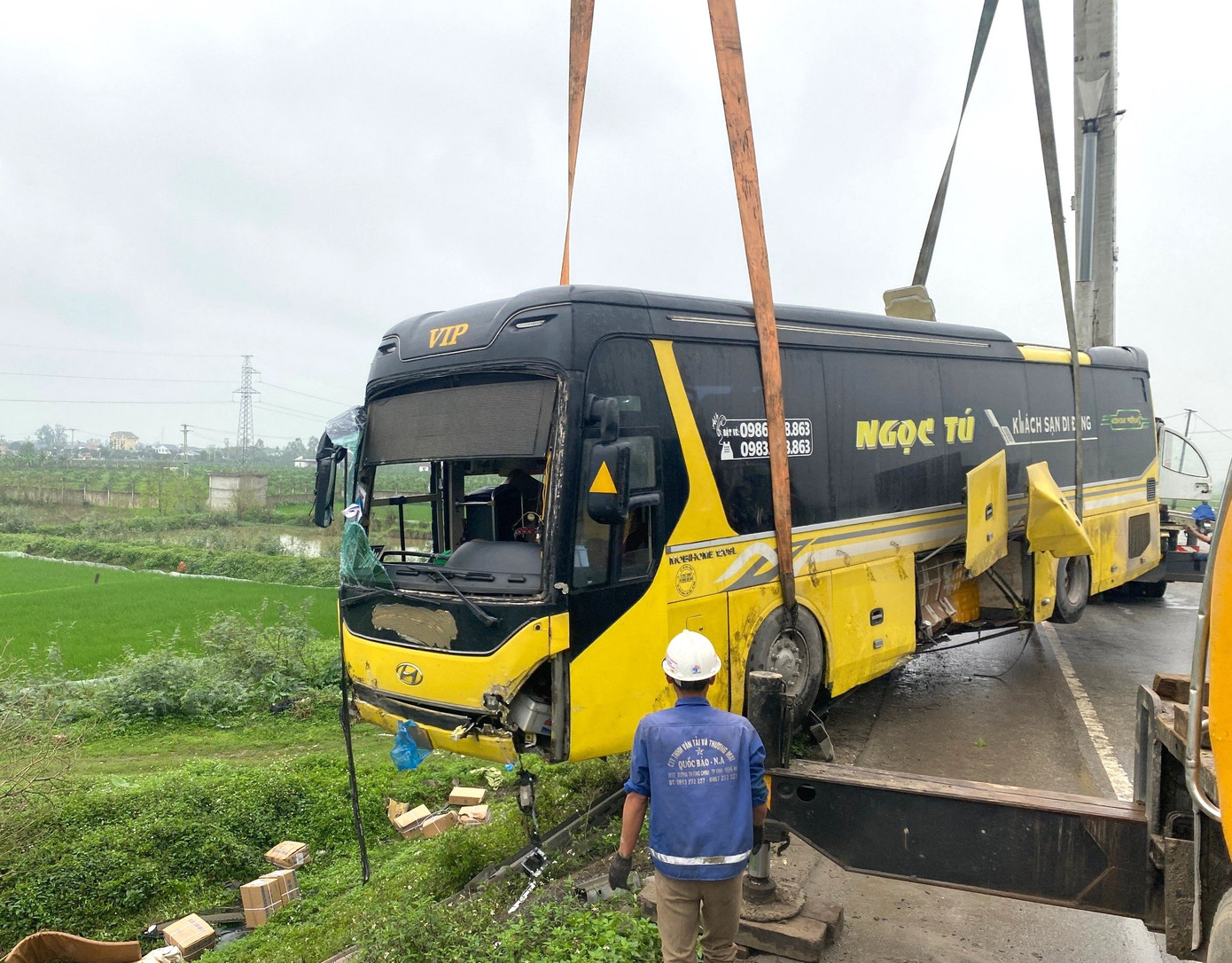 Chiếc xe khách đã được cẩu lên khỏi hiện trường. Chiếc xe khách đã được cẩu lên khỏi hiện trường.