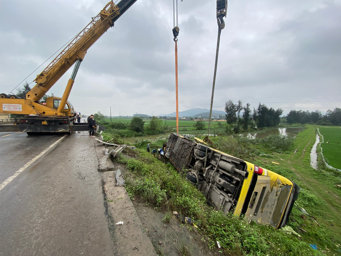 Hiện trường vụ tai nạn lật xe khách. Hiện trường vụ tai nạn lật xe khách.