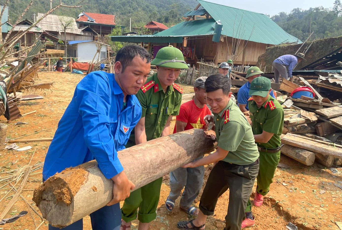 Đoàn viên thanh niên cùng các cán bộ chiến sỹ công an huyện Kỳ Sơn giúp người dân dựng lại căn nhà bị sập. Đoàn viên thanh niên cùng các cán bộ chiến sỹ công an huyện Kỳ Sơn giúp người dân dựng lại căn nhà bị sập.
