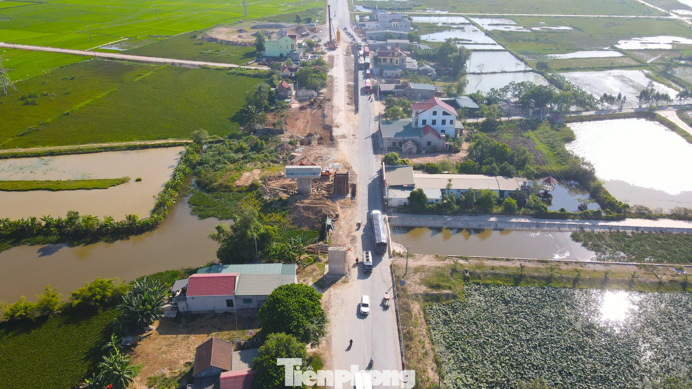 Dự án được chia làm 3 gói thầu xây dựng 01,02 và 03. Trong đó gói thầu 02 được dự kiến hoàn thành vào tháng 7/2023 nhằm kết nối với dự án cao tốc đoạn Nghi Sơn - Diễn Châu; 2 gói thầu còn lại được hoàn thành lần lượt vào năm 2024. Tuy nhiên, đến tháng 7 vừa qua, cả 3 gói thầu xây dựng vẫn chưa thể về đích, trong đó gói thầu 01 đạt 72,6%, gói thầu 02 đạt 69,5%, gói thầu 03 đạt 79,1%.