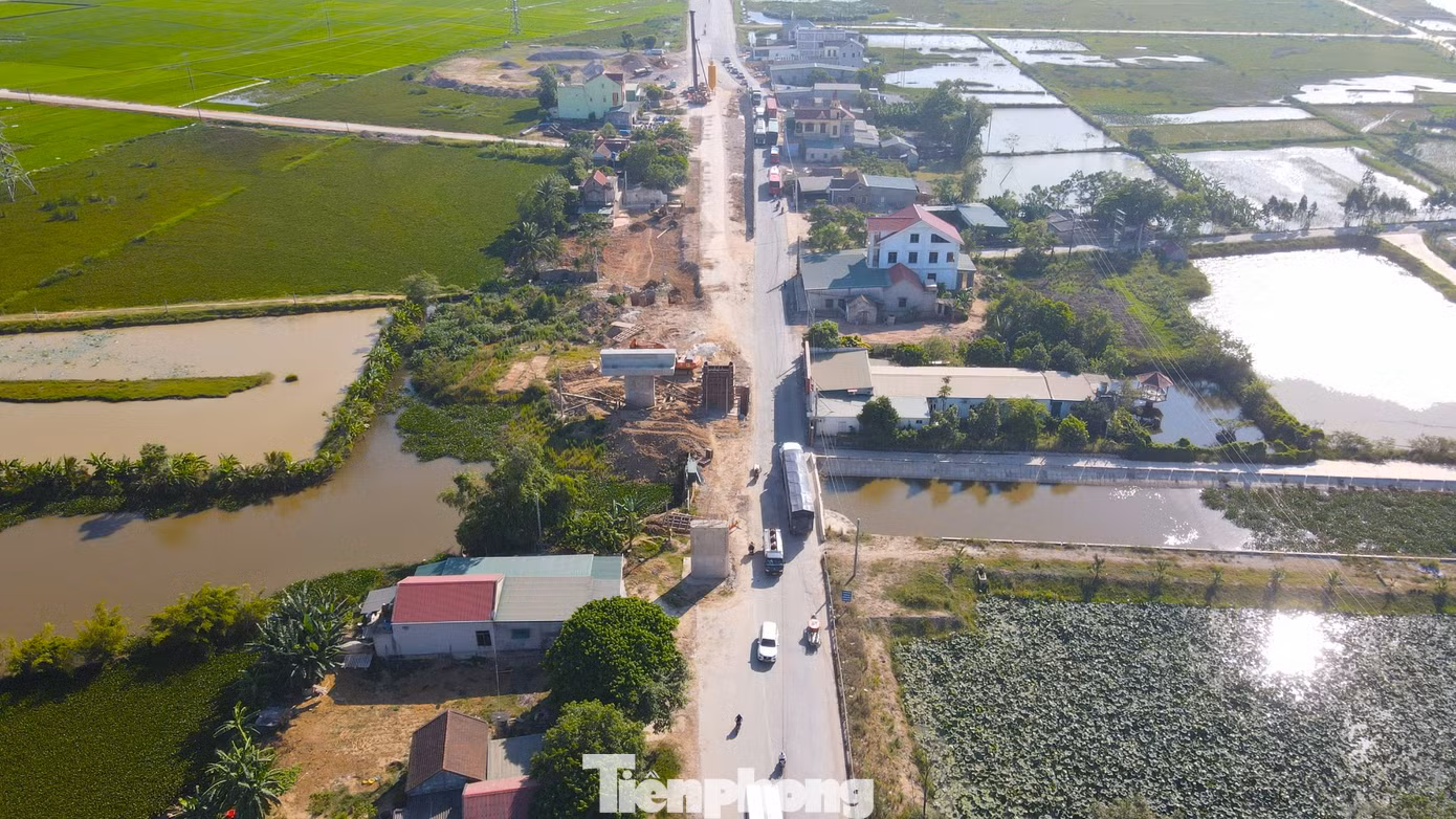 Dự án được chia làm 3 gói thầu xây dựng 01,02 và 03. Trong đó gói thầu 02 được dự kiến hoàn thành vào tháng 7/2023 nhằm kết nối với dự án cao tốc đoạn Nghi Sơn - Diễn Châu; 2 gói thầu còn lại được hoàn thành lần lượt vào năm 2024. Tuy nhiên, đến tháng 7 vừa qua, cả 3 gói thầu xây dựng vẫn chưa thể về đích, trong đó gói thầu 01 đạt 72,6%, gói thầu 02 đạt 69,5%, gói thầu 03 đạt 79,1%.
