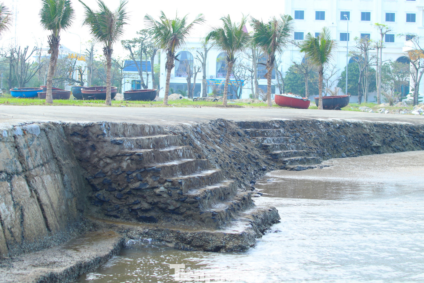 Hạng mục kè biển không nằm trong quy hoạch nhưng được chủ đầu tư đổ bê tông, xây dựng với nhiều bậc lên xuống nối từ khu vực bể bơi khách sạn kéo đến nhà hàng Lan Châu dưới chân đảo. Nay thay vì đi bộ trên bãi cát để ngắm biển, người dân lại đi trên những con đường bê tông đã được chủ đầu tư xây dựng. Hạng mục kè biển không nằm trong quy hoạch nhưng được chủ đầu tư đổ bê tông, xây dựng với nhiều bậc lên xuống nối từ khu vực bể bơi khách sạn kéo đến nhà hàng Lan Châu dưới chân đảo. Nay thay vì đi bộ trên bãi cát để ngắm biển, người dân lại đi trên những con đường bê tông đã được chủ đầu tư xây dựng.
