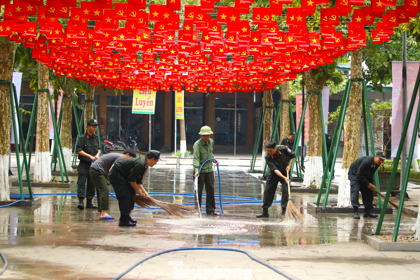 Các cán bộ chiến sỹ nhiệt tình, miệt mài lau dọn khuôn viên sân Khu Di tích.