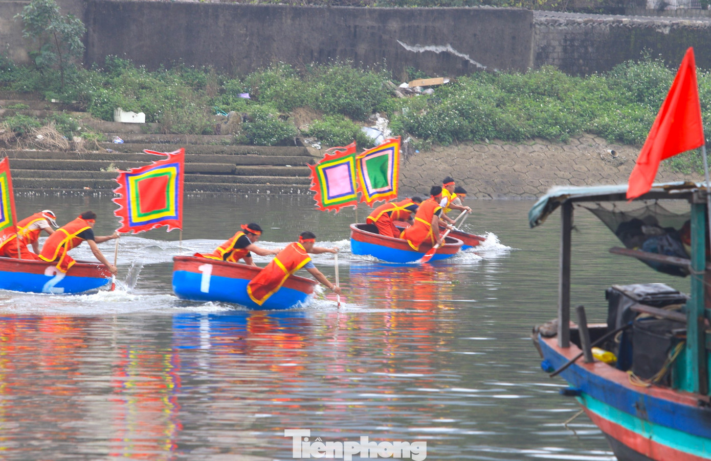 Trong lễ hội có nhiều trò chơi dân gian, sôi động nhất là trò đua thuyền mủng trên sông bến cá Nghi Thủy.