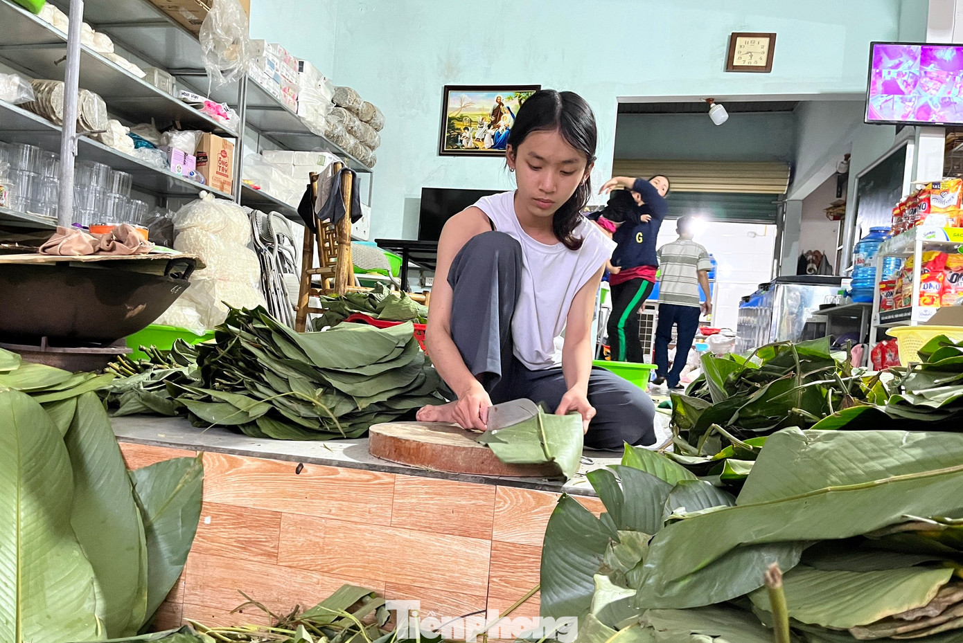 Ở làng Vĩnh Hòa, từ trẻ con đến người lớn đều có thể hỗ trợ làm bánh chưng. Một số trực tiếp gói bánh, một số hỗ trợ rửa lá, cắt lá hoặc buộc dây bánh.