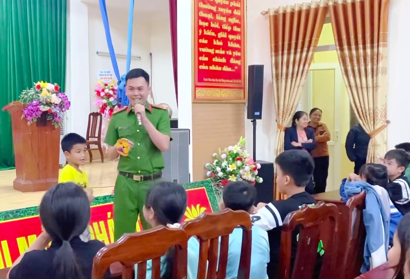 Ban đầu lớp học của Thượng úy Thông có ít học sinh, dần dần càng có nhiều em xin theo học.