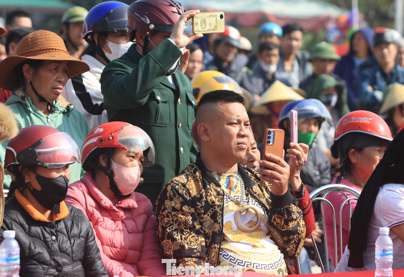 Hội thi thu hút hàng nghìn người dân và du khách đến theo dõi.