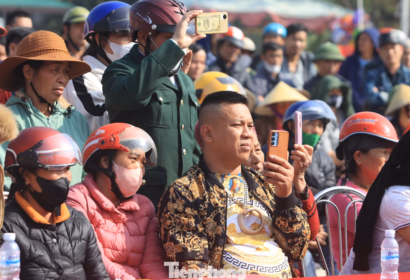 Hội thi thu hút hàng nghìn người dân và du khách đến theo dõi.