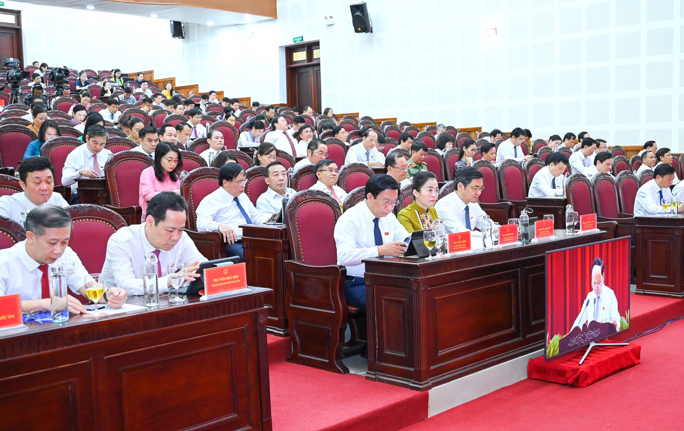 Các đại biểu tham dự kỳ họp.