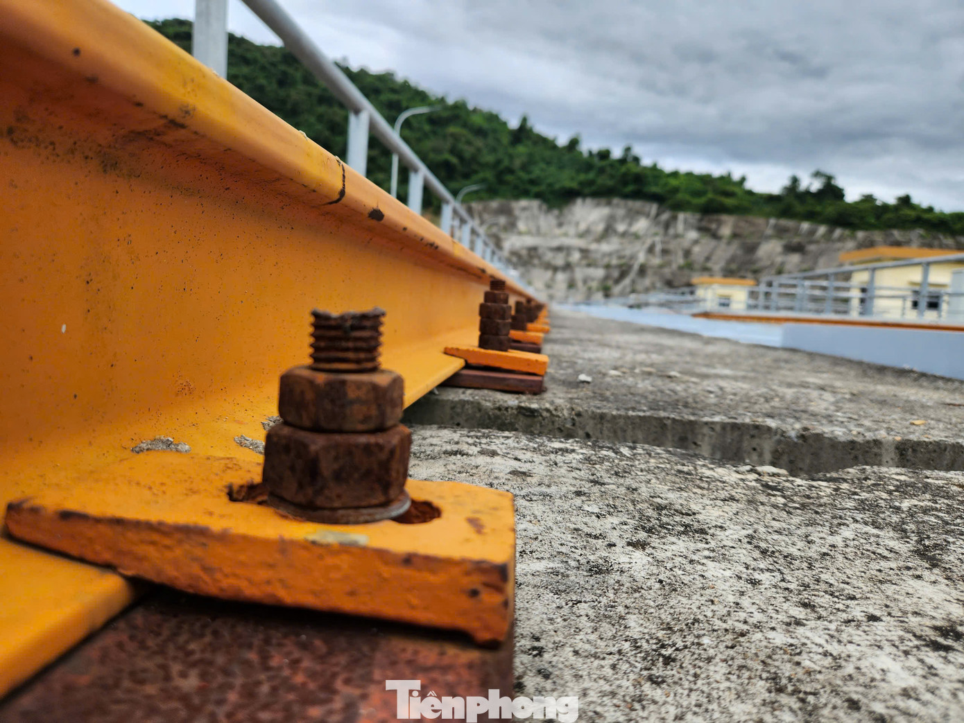 Được lắp đặt từ lâu nhưng không hoạt động nên một số ốc vít đã bị hoen gỉ.