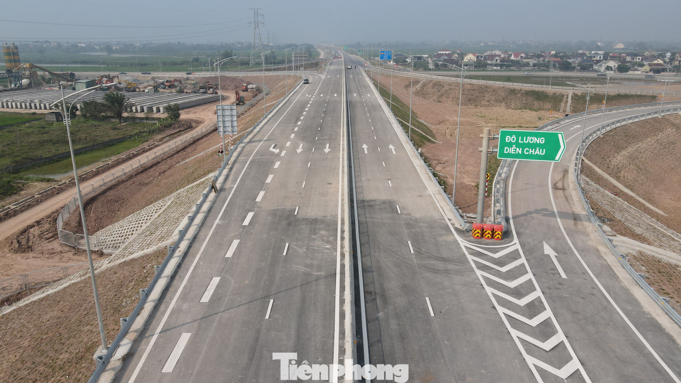 Ông Trần Hữu Hải - Giám đốc Ban Quản lý Dự án 6 (Bộ Giao thông Vận tải) thừa nhận việc các tài xế bí bách khi đi cả quãng đường dài nhưng chưa có trạm dừng nghỉ trên tuyến. Ông Hải cũng chia sẻ thêm, về vấn đề mở rộng nền đường, làn đường là việc chính đáng, tuy nhiên phải được Quốc hội thông qua. Hiện, mặt bằng đã giải phóng xong, nếu mở rộng đường, xe chạy một bên cũng sẽ không bị ảnh hưởng. Ông Trần Hữu Hải - Giám đốc Ban Quản lý Dự án 6 (Bộ Giao thông Vận tải) thừa nhận việc các tài xế bí bách khi đi cả quãng đường dài nhưng chưa có trạm dừng nghỉ trên tuyến. Ông Hải cũng chia sẻ thêm, về vấn đề mở rộng nền đường, làn đường là việc chính đáng, tuy nhiên phải được Quốc hội thông qua. Hiện, mặt bằng đã giải phóng xong, nếu mở rộng đường, xe chạy một bên cũng sẽ không bị ảnh hưởng.