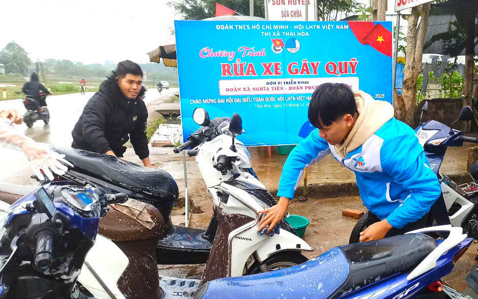 Hàng chục đoàn viên thanh niên nhiệt tình tham gia chương trình rửa xe gây quỹ từ thiện. Hàng chục đoàn viên thanh niên nhiệt tình tham gia chương trình rửa xe gây quỹ từ thiện.