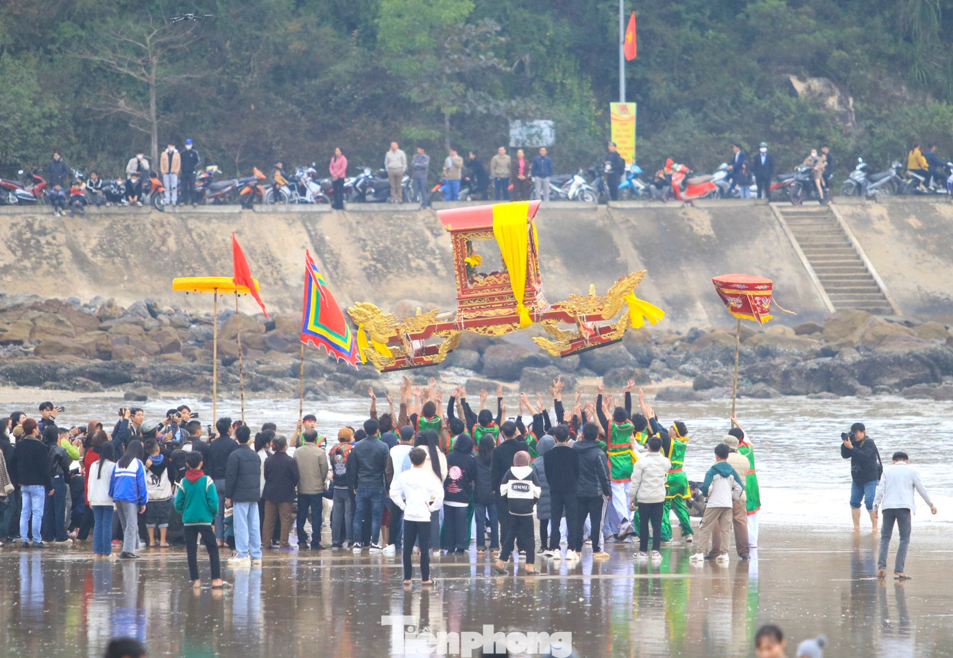 Màn tung kiệu lên trời thu hút du khách vì sự độc đáo và đặc biệt