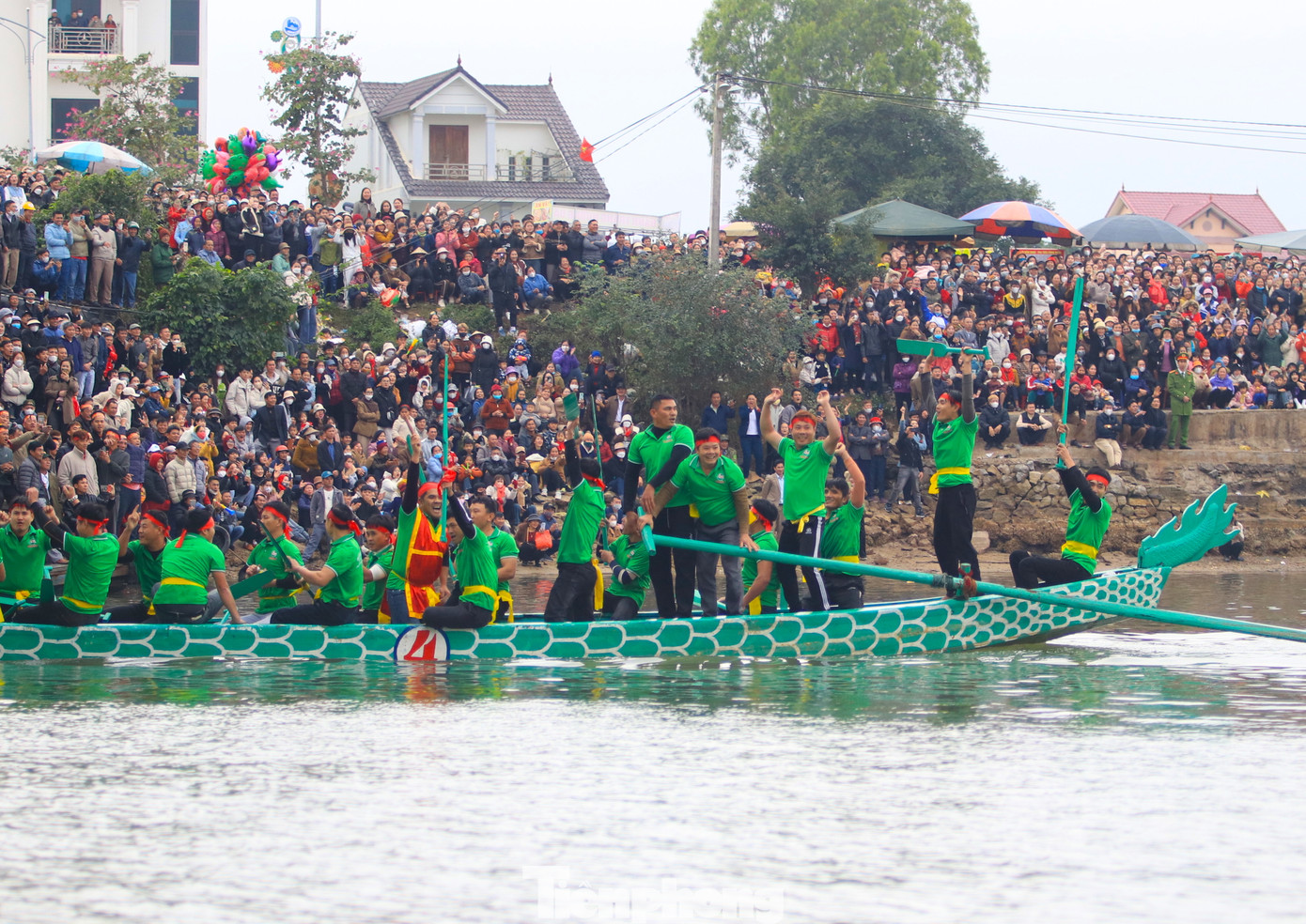 Các tay đua ăn mừng chiến thắng sau lượt đua. Các tay đua ăn mừng chiến thắng sau lượt đua.
