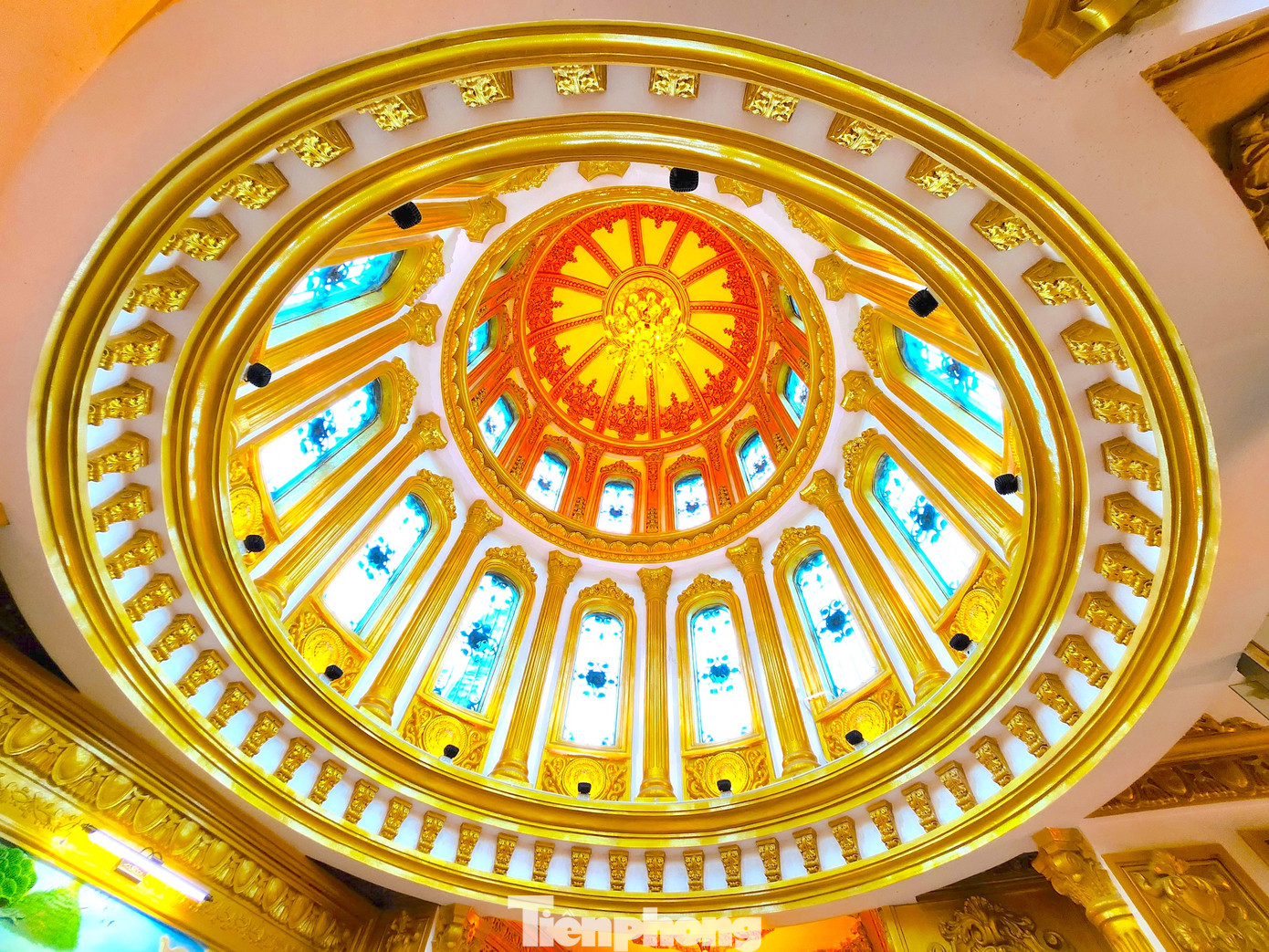 Mái vòm của tòa lâu đài được gia chủ thiết kế có nhiều ô cửa kính cùng các họa tiết bắt mắt, ngay chính giữa là một bộ đèn trần.