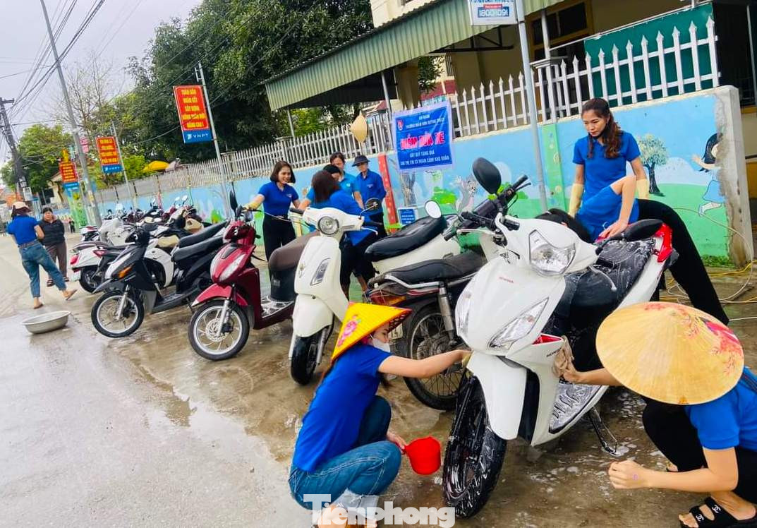 Cô Nguyễn Thị Hành - Bí thư Chi đoàn Trường mầm non Quỳnh Thạch cho biết, điểm rửa xe được các đoàn viên, giáo viên trong trường lập nên mục đích để gây quỹ từ thiện cho các em học sinh có hoàn cảnh khó khăn trong trường.