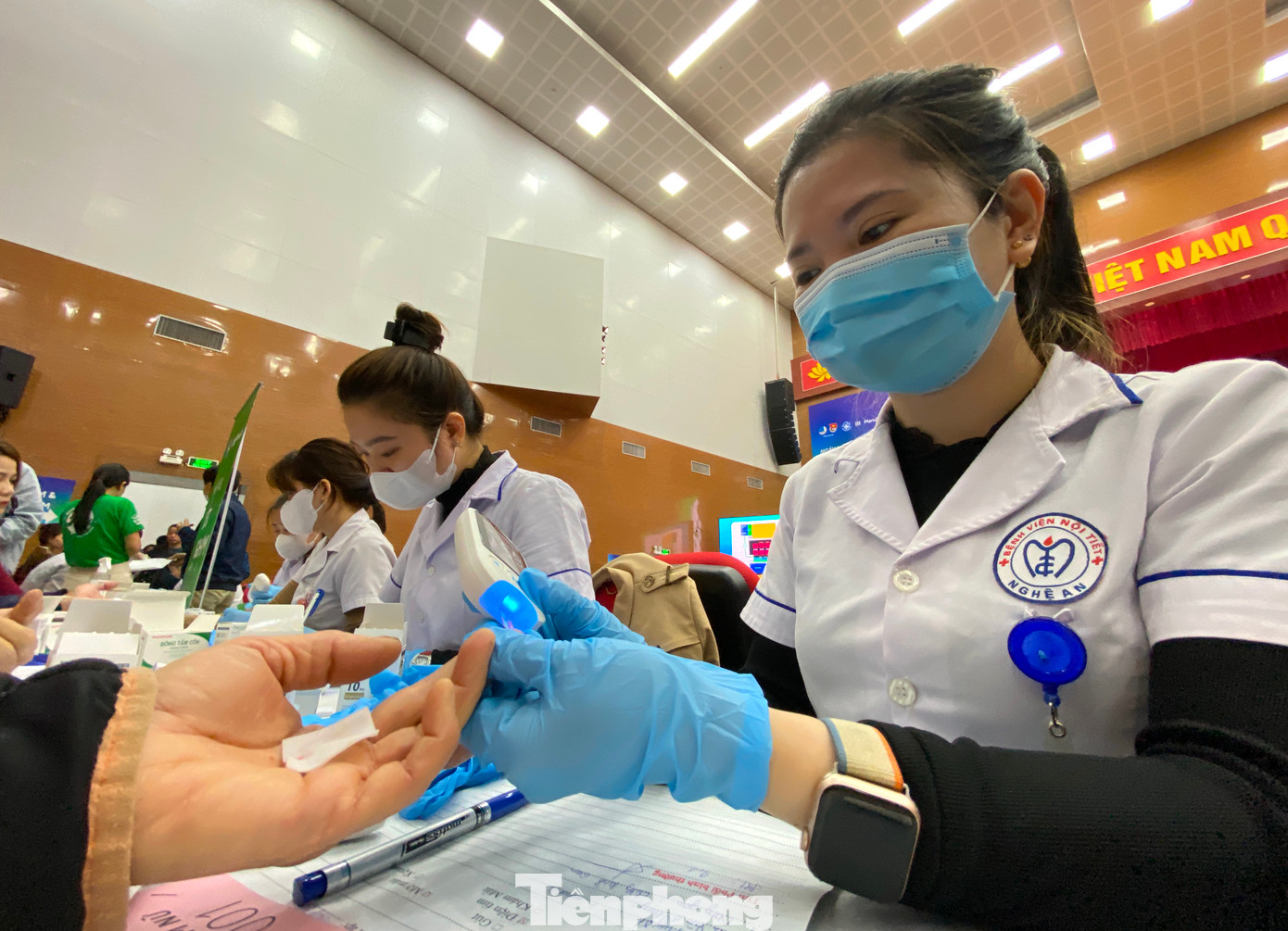 Người dân được các bác sĩ đo lượng đường trong máu và mỡ máu. Đây là một trong những căn bệnh nguy hiểm thường gặp. Nếu kịp thời phát hiện và phòng tránh, chữa trị, người dân sẽ ngăn chặn được căn bệnh và giảm nguy cơ những biến chứng nguy hiểm.