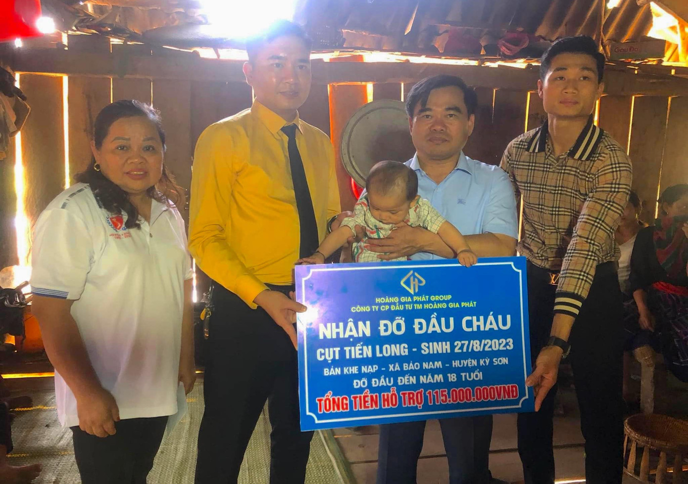 Anh Hoàng Nguyễn Trọng Dũng - Giám đốc Công ty CPĐTTM Hoàng Gia Phát trao tặng tiền thăm hỏi gia đình nạn nhân và nhận đỡ đầu cháu Cụt Tiến Long đến năm 18 tuổi.