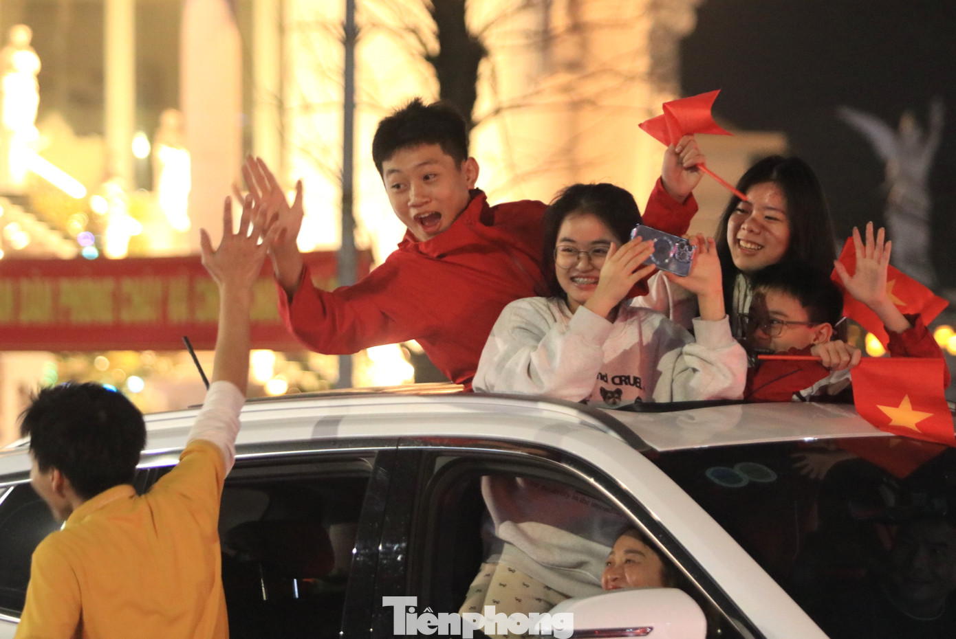 Những cái đập tay ăn mừng chiến thắng với nhau.