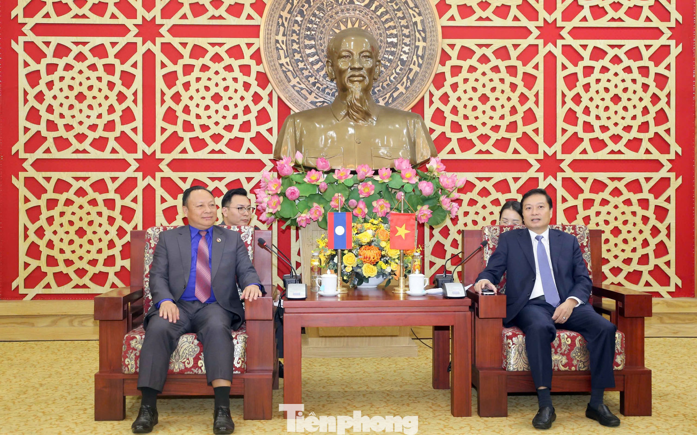 Phó Chủ tịch Thường trực UBND tỉnh Nghệ An Lê Hồng Vinh và ông MonXay Laomuaxiong - Uỷ viên Dự khuyết T.Ư Đảng Nhân dân cách mạng Lào, Bí thư T.Ư Đoàn Thanh niên Nhân dân cách mạng Lào trao đổi nhiều nội dung quan trọng tại buổi gặp gỡ. Phó Chủ tịch Thường trực UBND tỉnh Nghệ An Lê Hồng Vinh và ông MonXay Laomuaxiong - Uỷ viên Dự khuyết T.Ư Đảng Nhân dân cách mạng Lào, Bí thư T.Ư Đoàn Thanh niên Nhân dân cách mạng Lào trao đổi nhiều nội dung quan trọng tại buổi gặp gỡ.