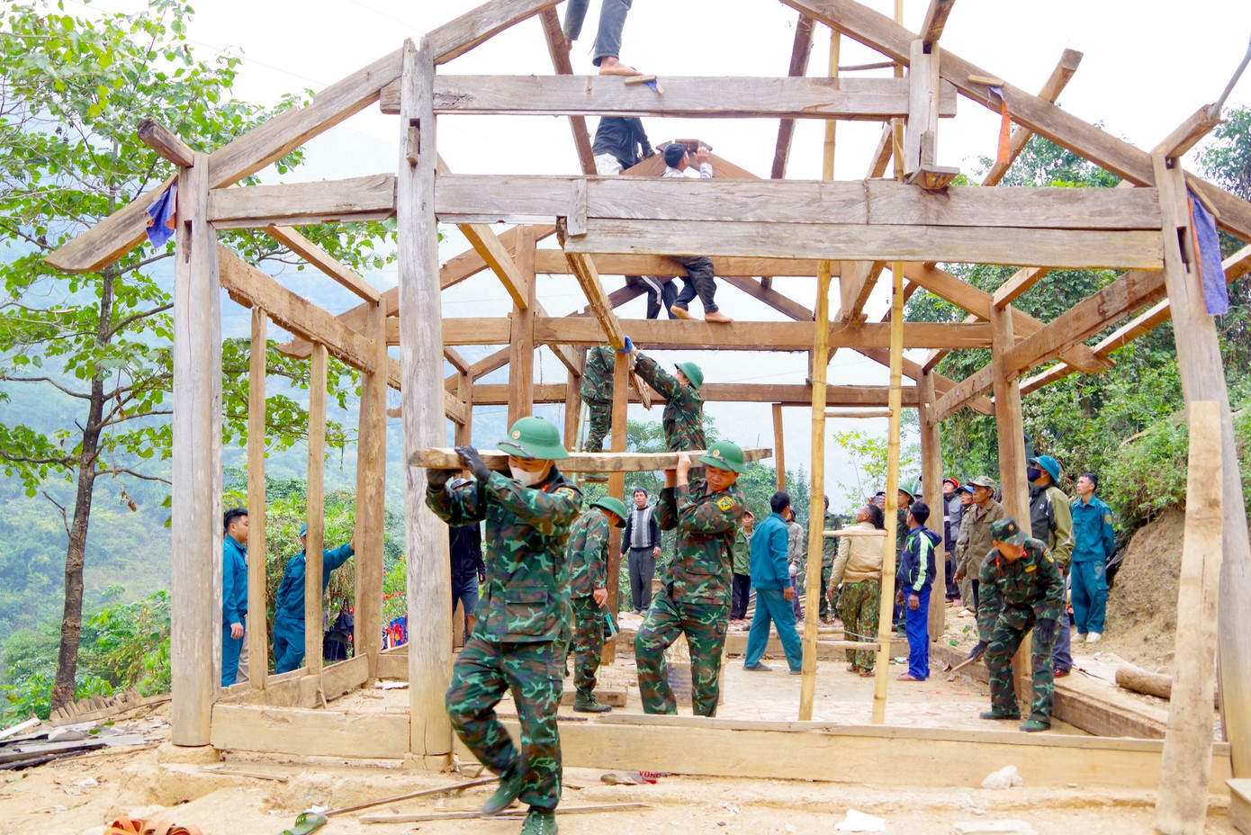 Do nhà của các hộ dân chủ yếu làm từ gỗ với nhiều hạng mục và chi tiết nên việc tháo dỡ gặp rất nhiều khó khăn, vất vả. (Ảnh: Trọng Kiên Châu Khang).