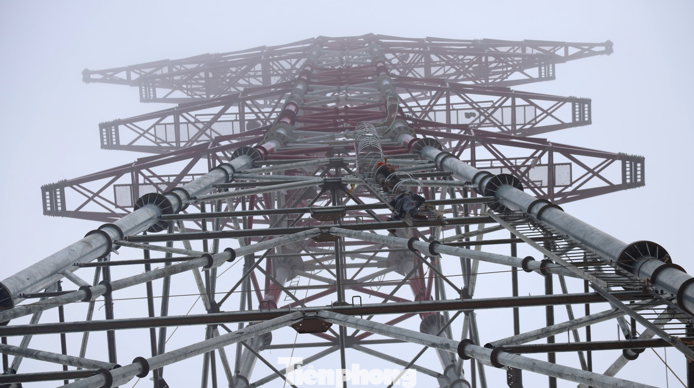 Cột điện lớn, khung cột to khiến việc leo trèo của các công nhân tương đối vất vả.