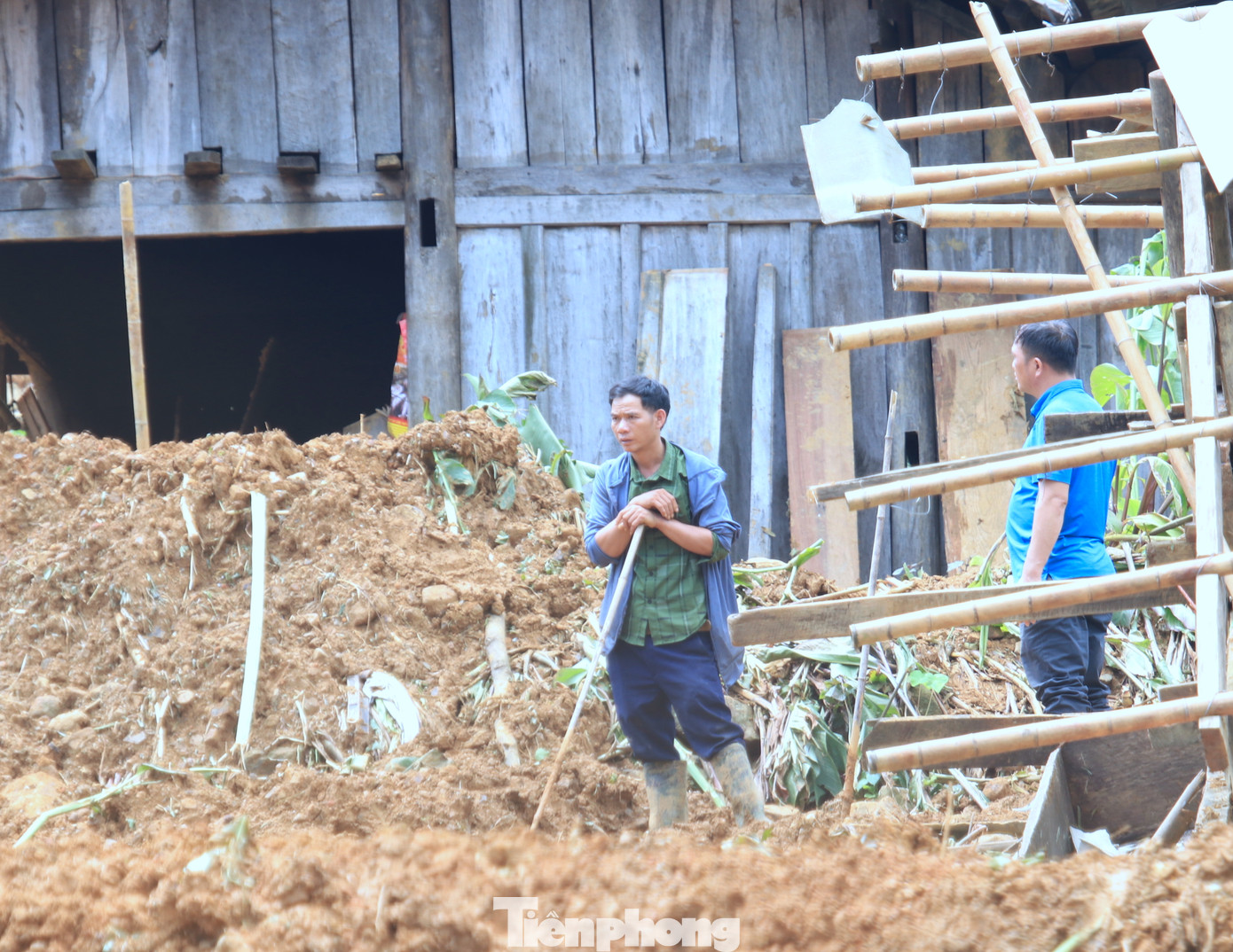 Giữa trưa, khi lực lượng chức năng nghỉ ngơi, anh Pôm vẫn đứng giữa bãi đất tan hoang, moi móc từng viên đá để mong được sớm tìm thấy em mình.