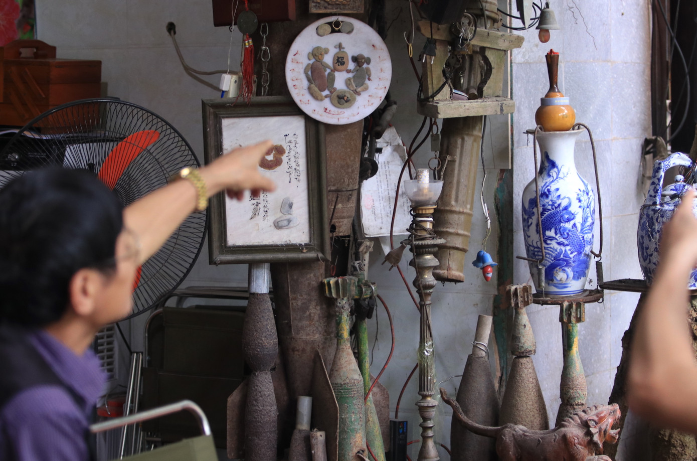 Ông Võ Văn Hoan cho hay ông bắt đầu sưu tầm kỷ vật chiến tranh từ hơn 30 năm trước. Trong những chuyến công tác của mình, ông thường tranh thủ thời gian đi tìm kiếm, sưu tầm những mảnh bom, vỏ đạn hay những vật dụng của các chiến sĩ bộ đội như bình bi đông, ca nước, đèn dầu.