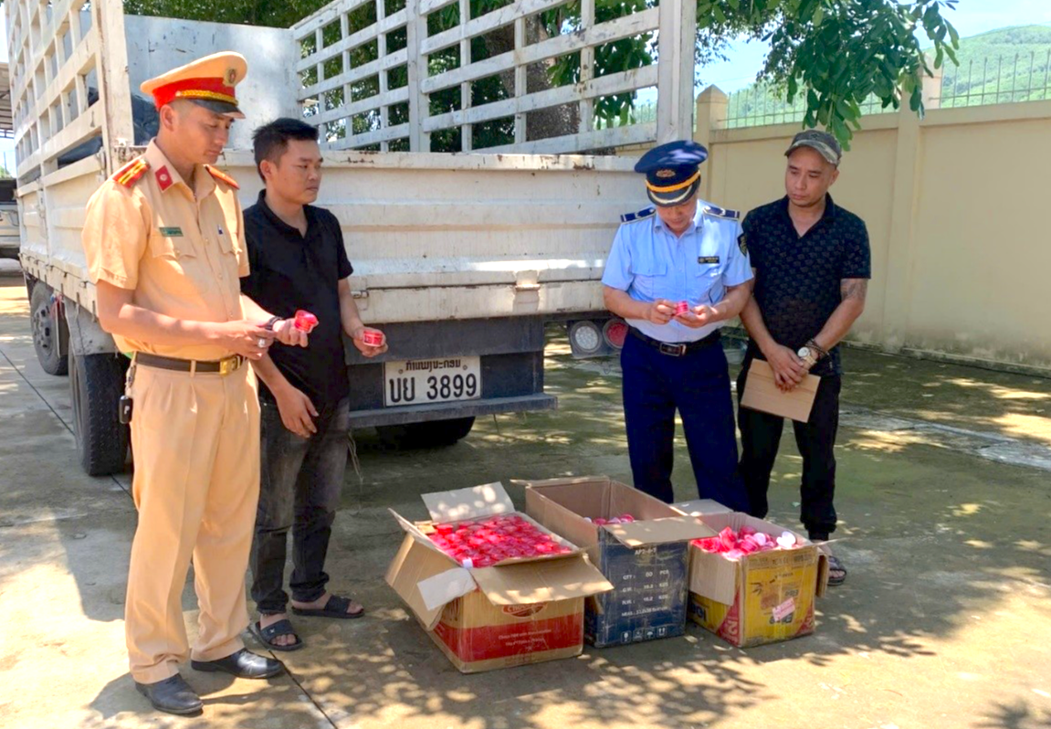 Lực lượng chức năng phát hiện xe ô tô vận chuyển 1.240 hộp kem dưỡng da do nước ngoài sản xuất không có hạn sử dụng. Lực lượng chức năng phát hiện xe ô tô vận chuyển 1.240 hộp kem dưỡng da do nước ngoài sản xuất không có hạn sử dụng.