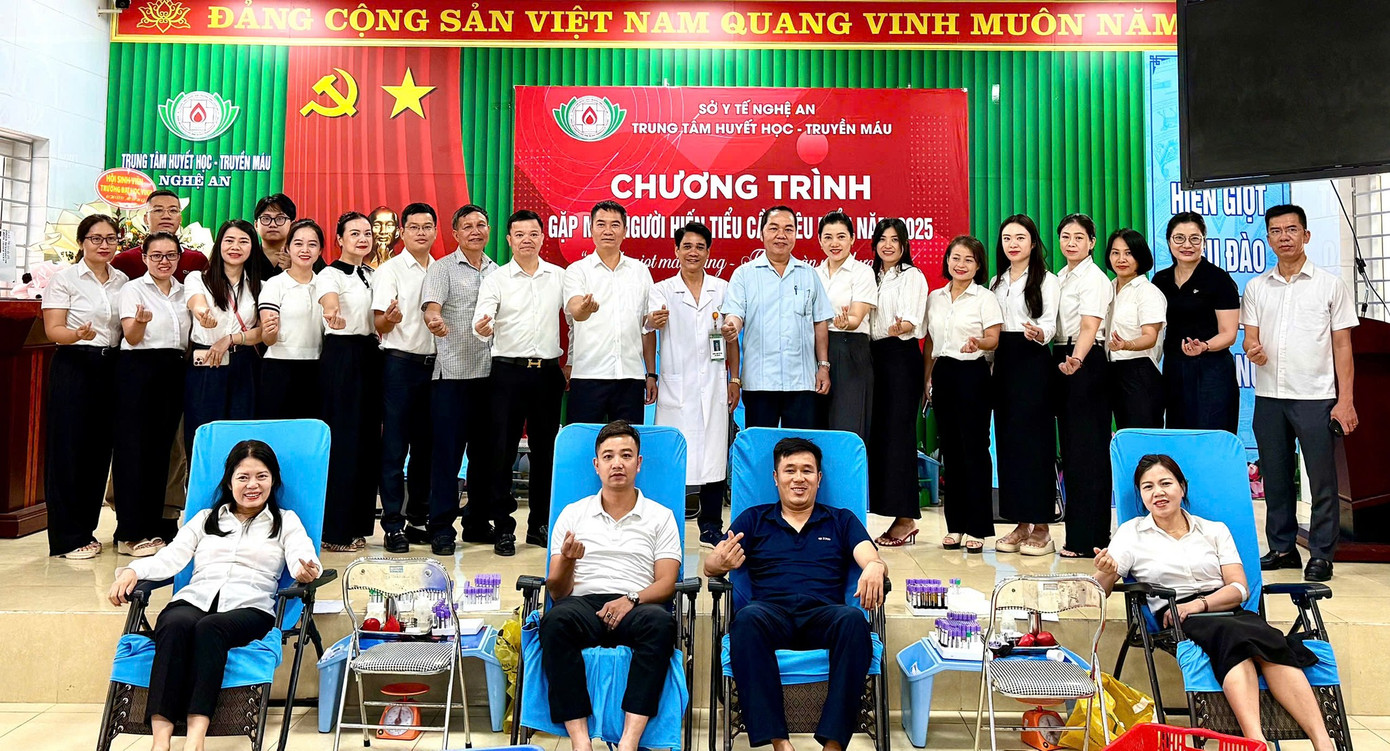 Anh Hồ Minh Nam - Chủ nhiệm CLB Hiến máu Nhân đạo Nghệ An cho biết, gần nửa tháng qua, anh liên tục nhận được tin nhắn, điện thoại “xin máu” từ người nhà bệnh nhân, đặc biệt là những trường hợp cần truyền máu gấp. “Trước mắt, CLB đang tập trung hỗ trợ những người có nhu cầu. Với khả năng thiếu máu còn kéo dài, chúng tôi đang vận động mọi người, dự kiến sẽ tổ chức 1 đợt hiến máu quy mô lớn trong thời gian tới”, anh Nam nói. Trong ảnh, lãnh đạo, tập thể Tòa án nhân dân tỉnh Nghệ An đến Trung tâm Huyết học truyền máu tỉnh để hiến máu.