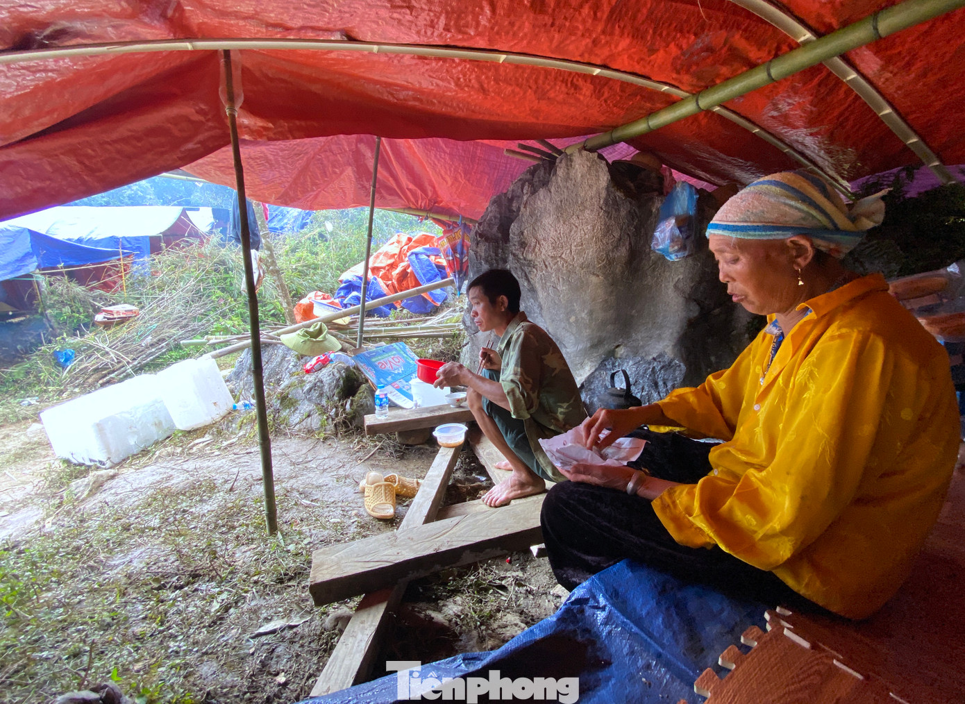 Nhà cửa hư hỏng, thực phẩm dự trữ không còn, mấy ngày qua vợ chồng ông Lý Phụ Cán phải ăn mỳ tôm, bánh và lương khô từ những đoàn cứu trợ dưới xuôi lên.