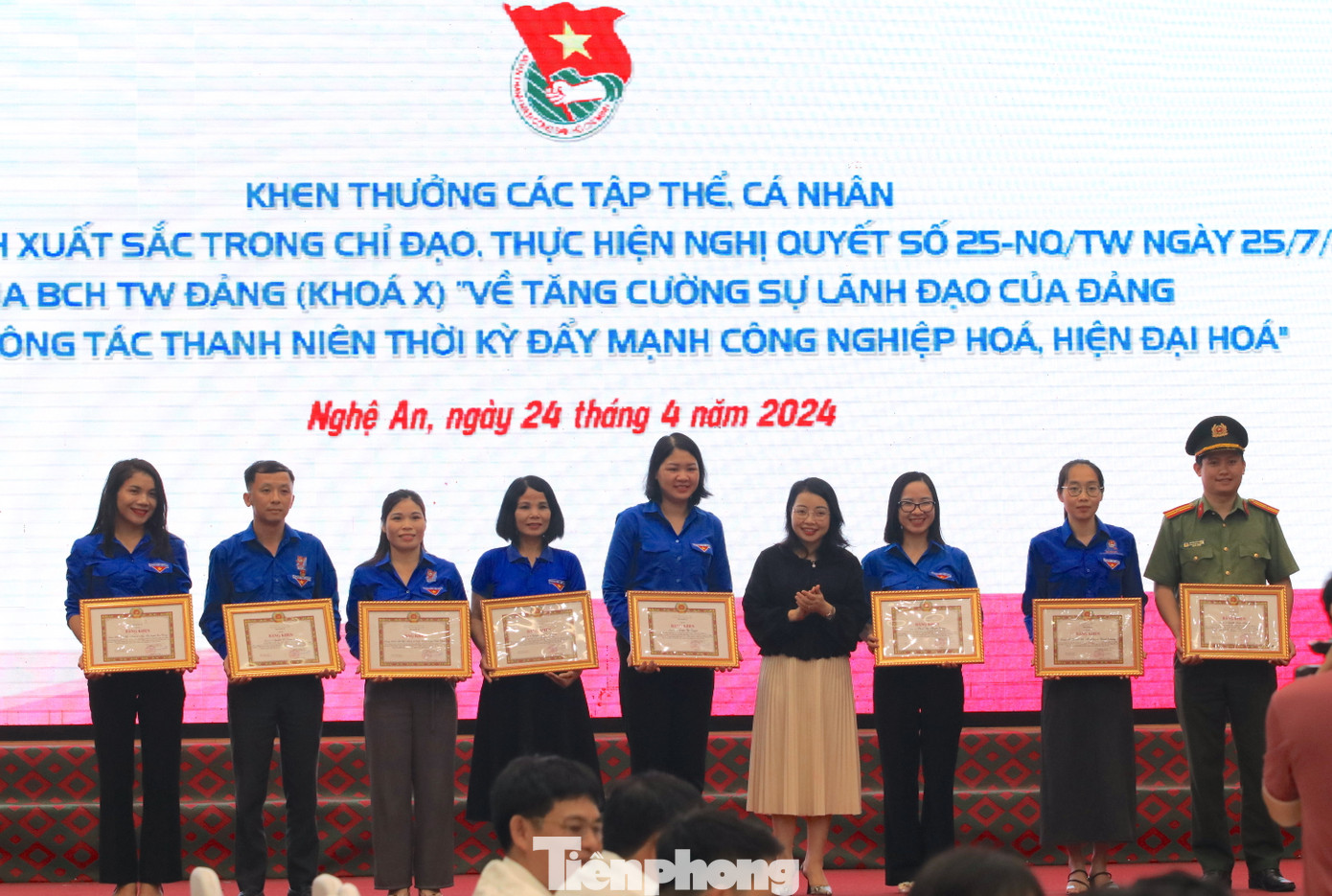 Trao tặng bằng khen của Ban Thường vụ Tỉnh Ủy Nghệ An và Ban chấp hành Tỉnh Đoàn Nghệ An cho các tập thể và cá nhân. Trao tặng bằng khen của Ban Thường vụ Tỉnh Ủy Nghệ An và Ban chấp hành Tỉnh Đoàn Nghệ An cho các tập thể và cá nhân.