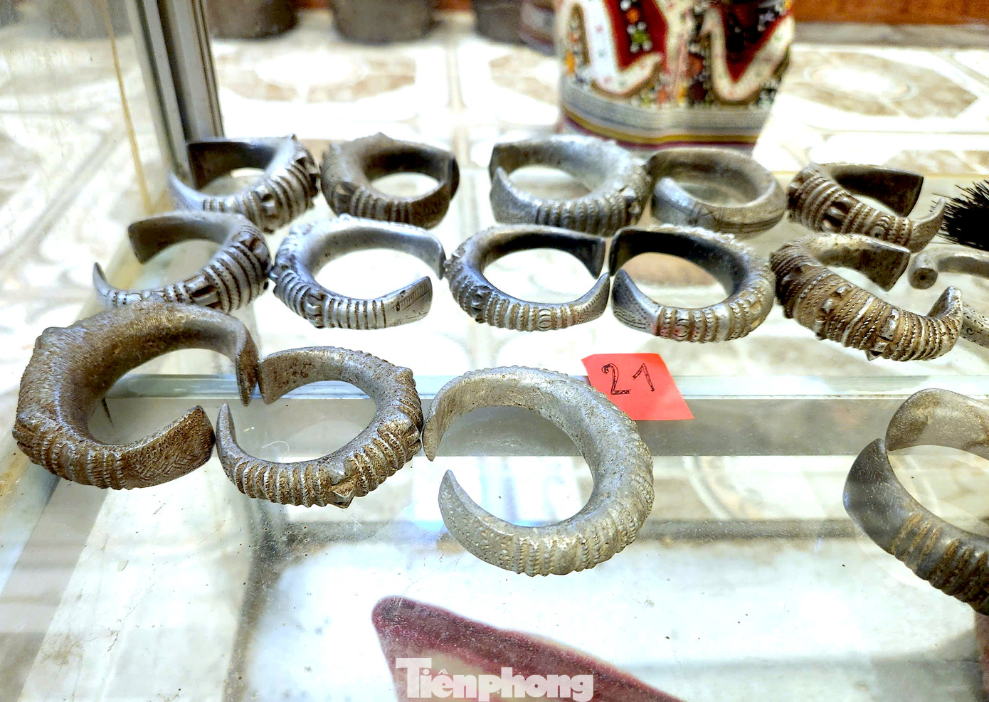 Những chiếc vòng bạc, nén bạc, xâu tiền thường được dùng trong đám cưới người Thái ở Nghệ An. Bà Bích đã mất hàng chục năm để sưu tầm những đồ vật này đưa về bảo tàng của mình.